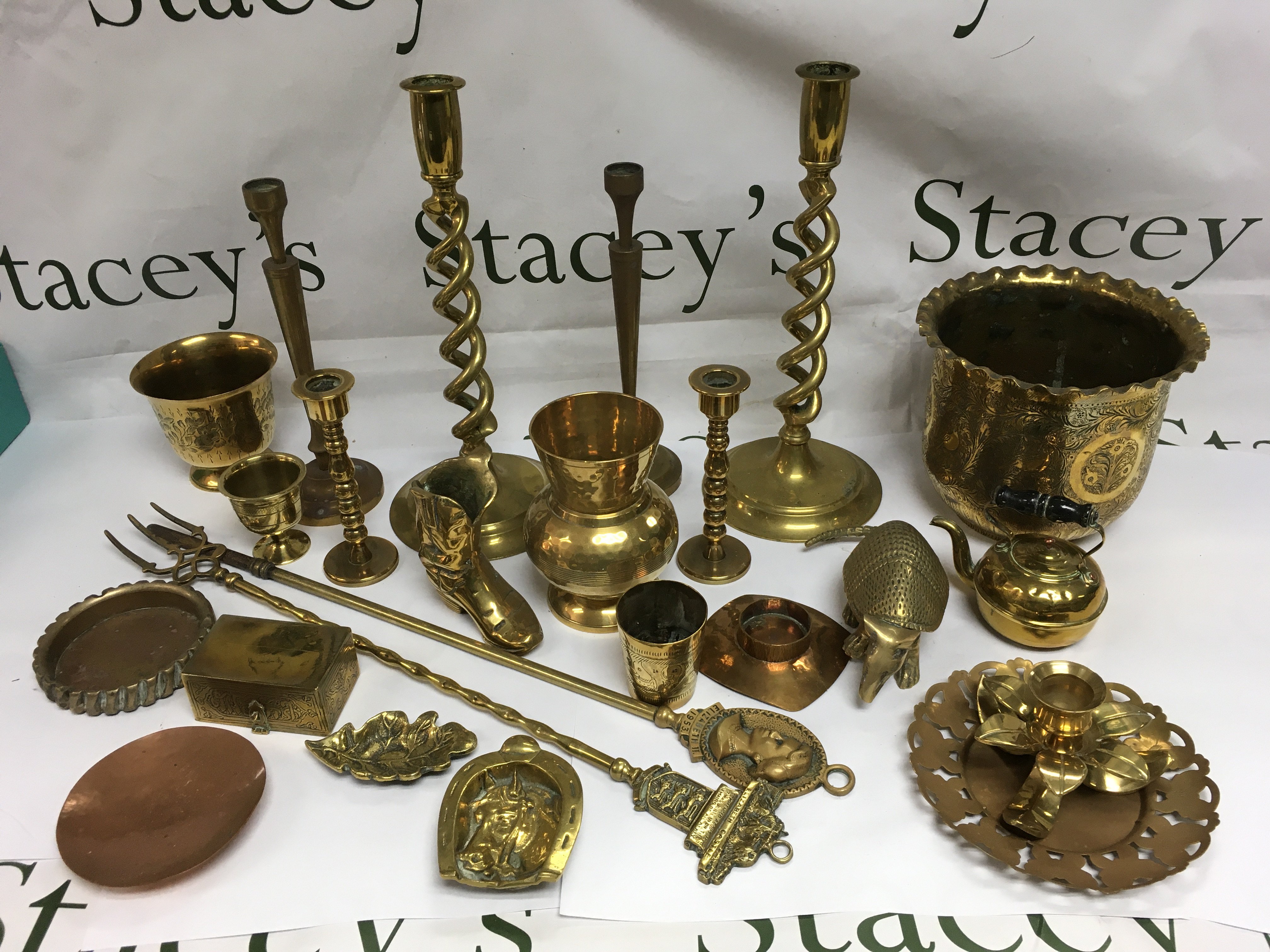 A box of brassware including candlesticks etc. Shipping category D.