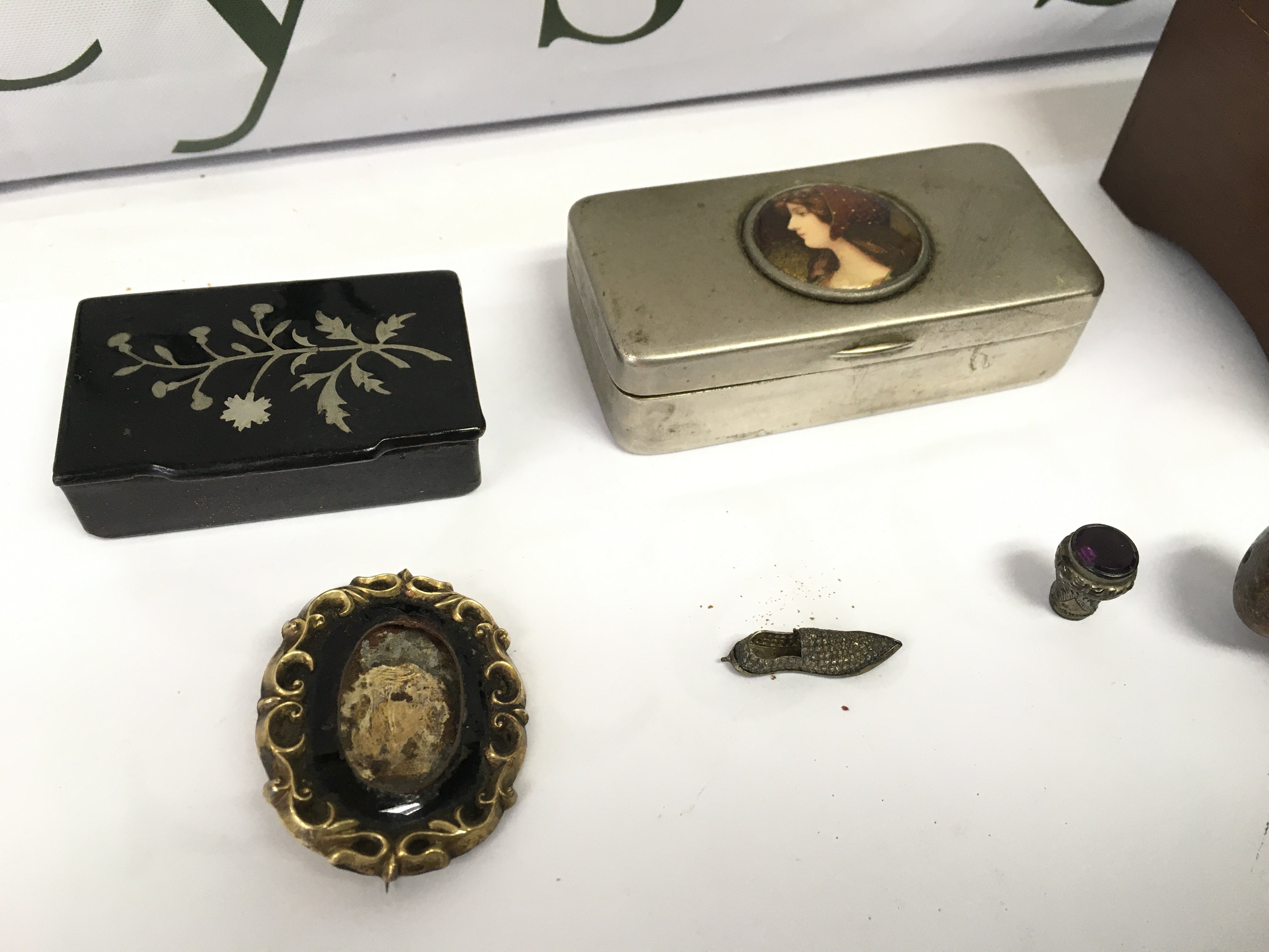 A collection or small boxes a corkscrew and other oddments Postage B. NO RESERVE