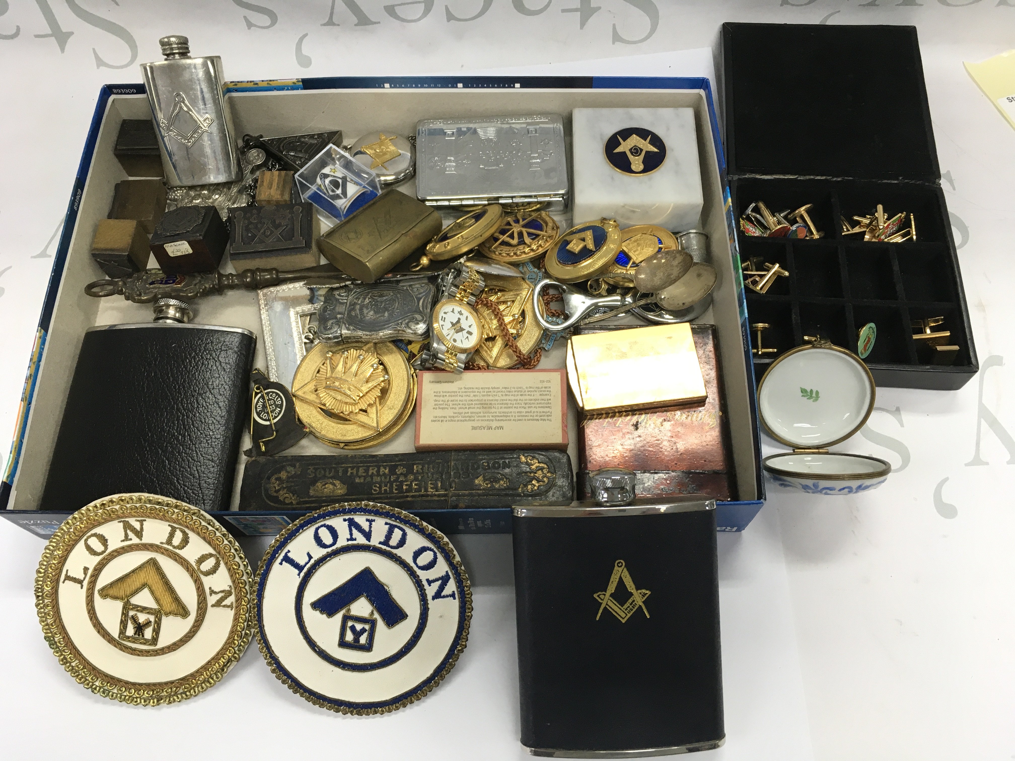 A tray of assorted Masonic items including cufflinks hip flasks etc.