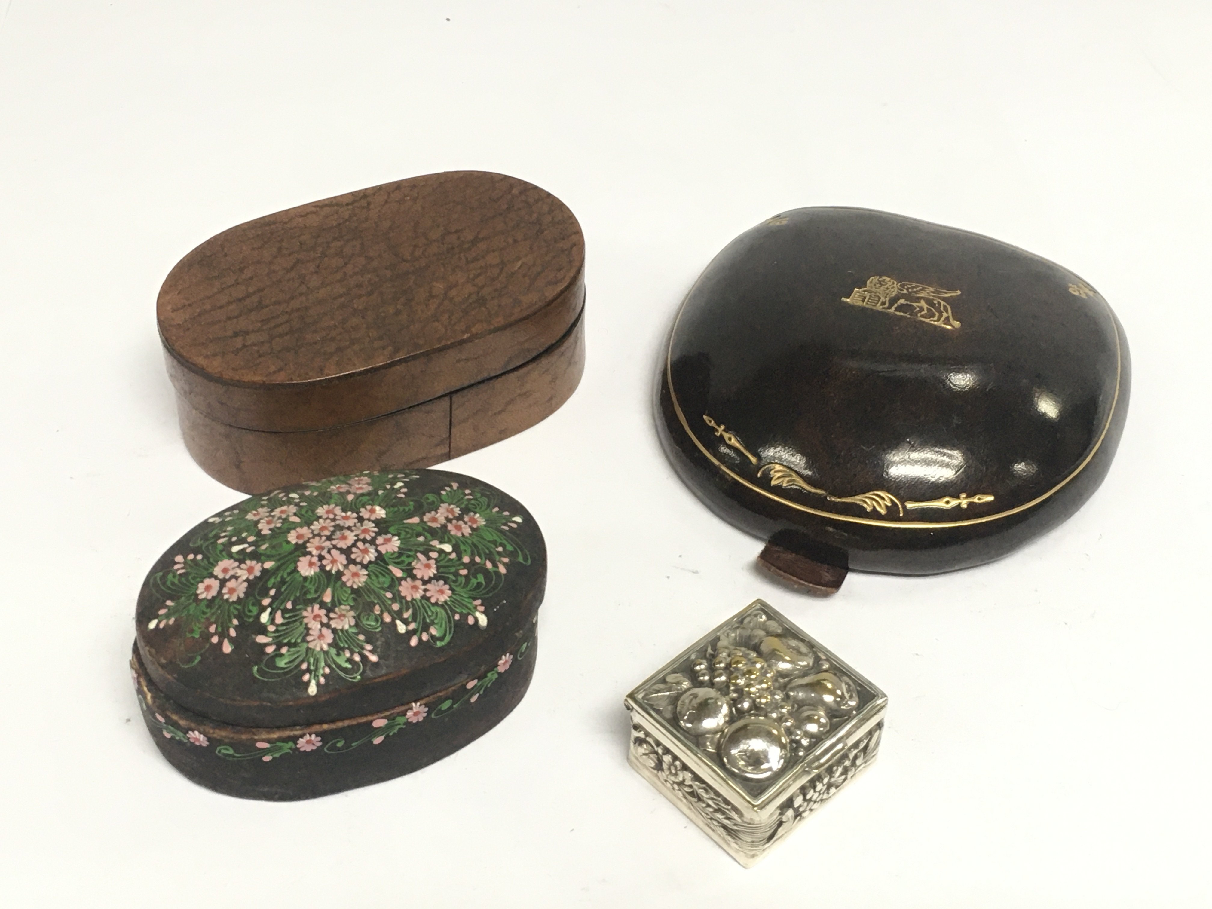 A leather coin purse, two small boxes and a metal pill box (4). Shipping category B.