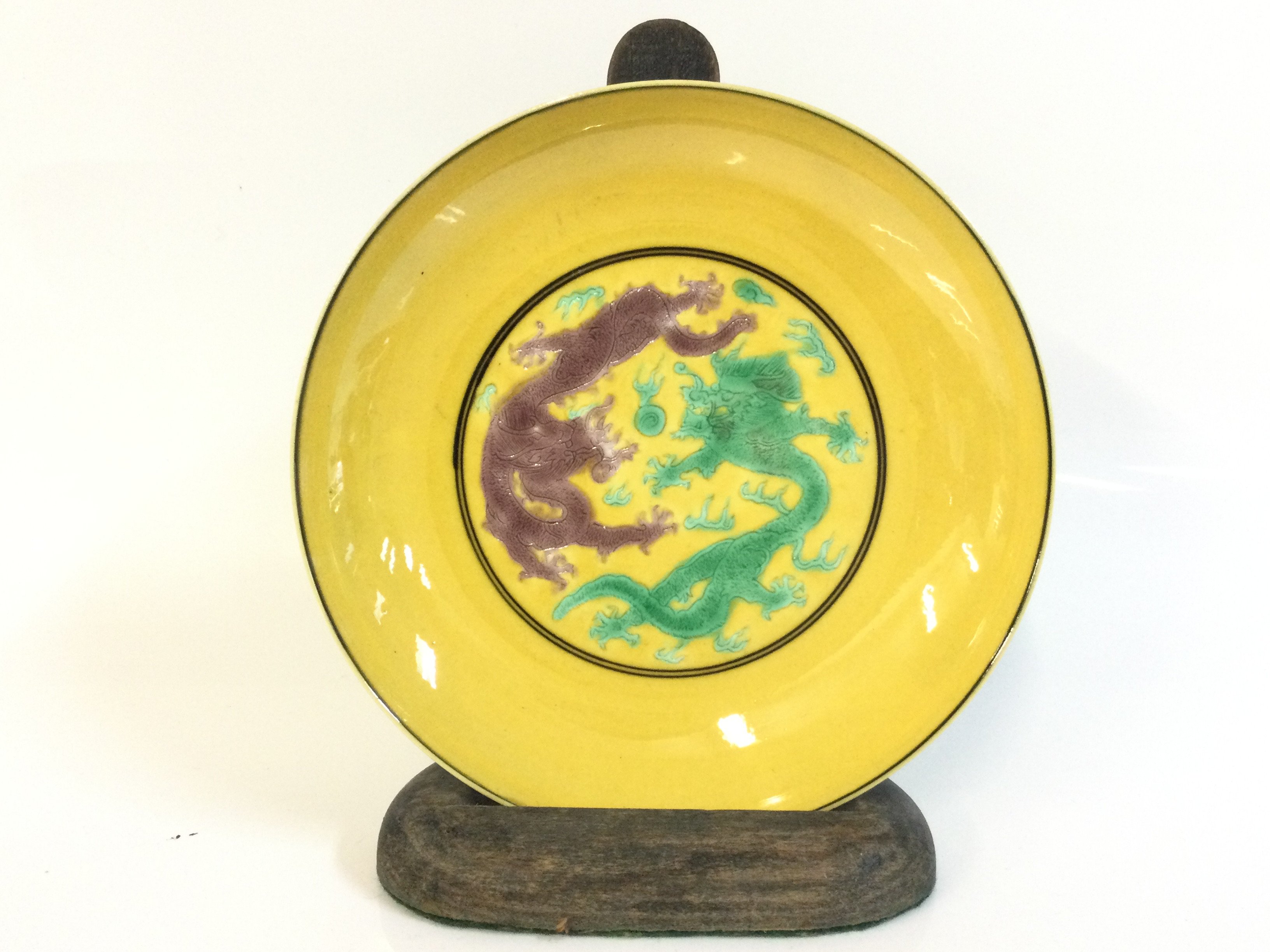 A Chinese yellow glaze dragon dish, 16cm wide. This lot cannot be posted