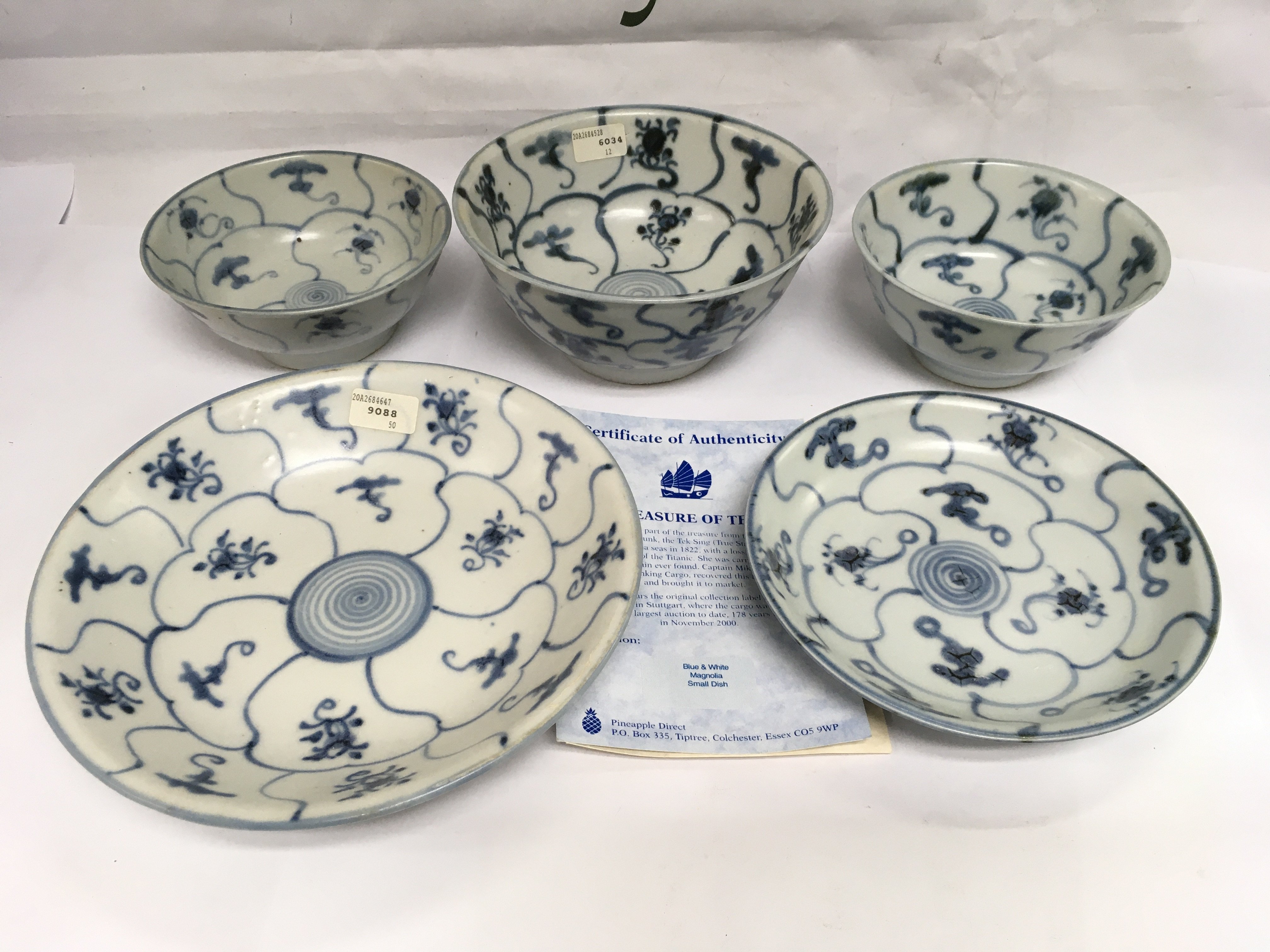 Five Tek Sing blue and white dishes, the largest approx diameter of 19cm. Shipping category D.