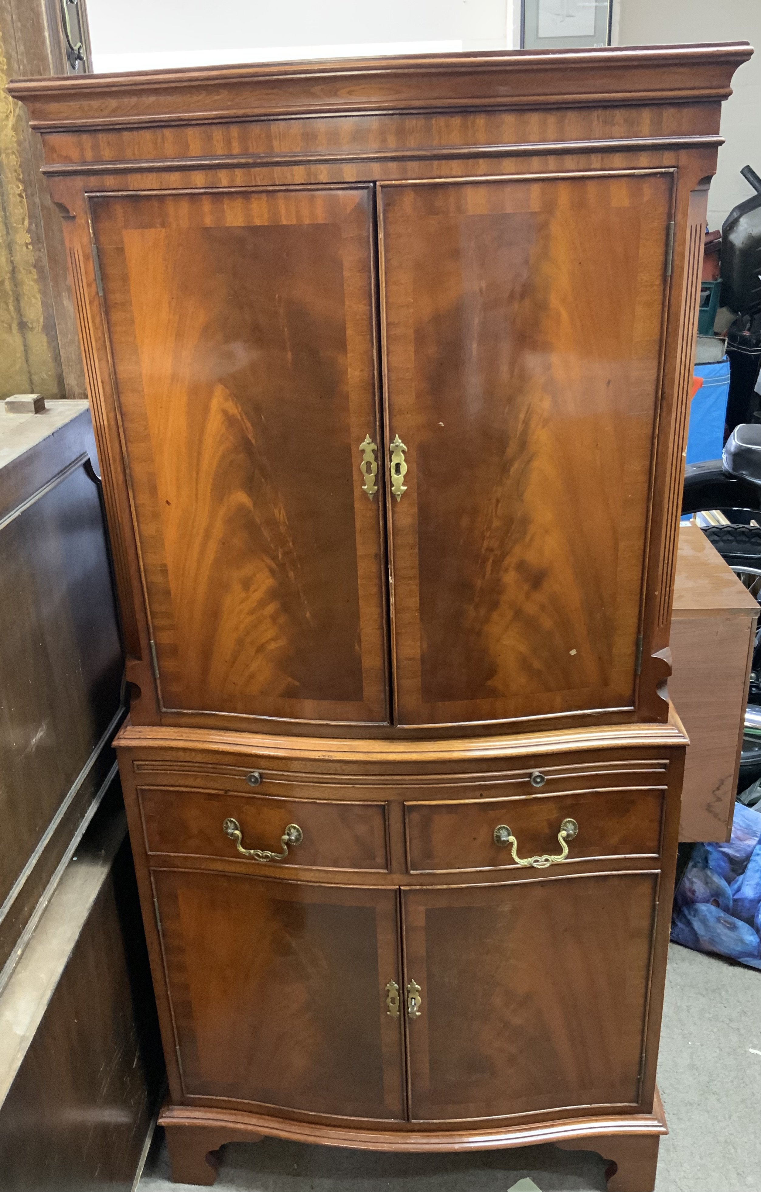 A reproduction mahogany veneered cocktail cabinet . 153cm x 72cm x 36cm.