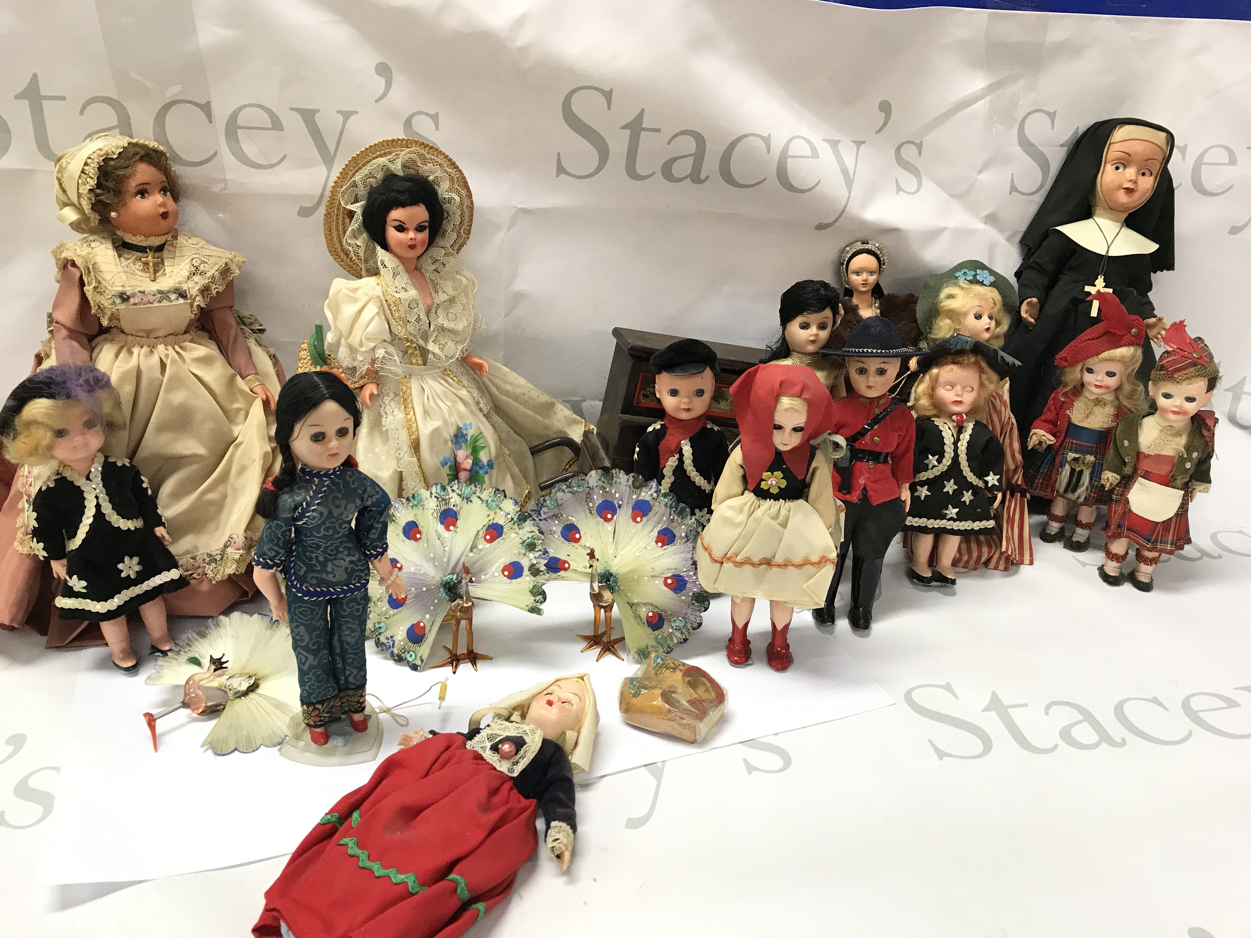 A large collection of various vintage dolls. Postage category C