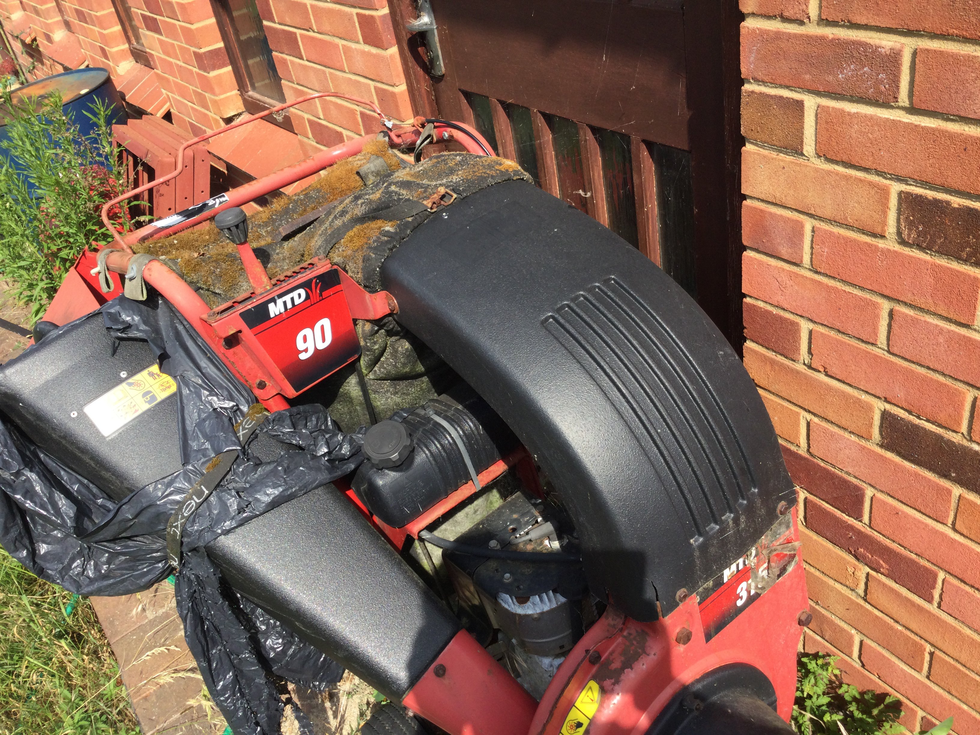 A leaf vacuum. In need of attention. Items sold in situ. Viewing on location in Woodham Mortimer by appointment contact office to arrange.- NO RESERVE