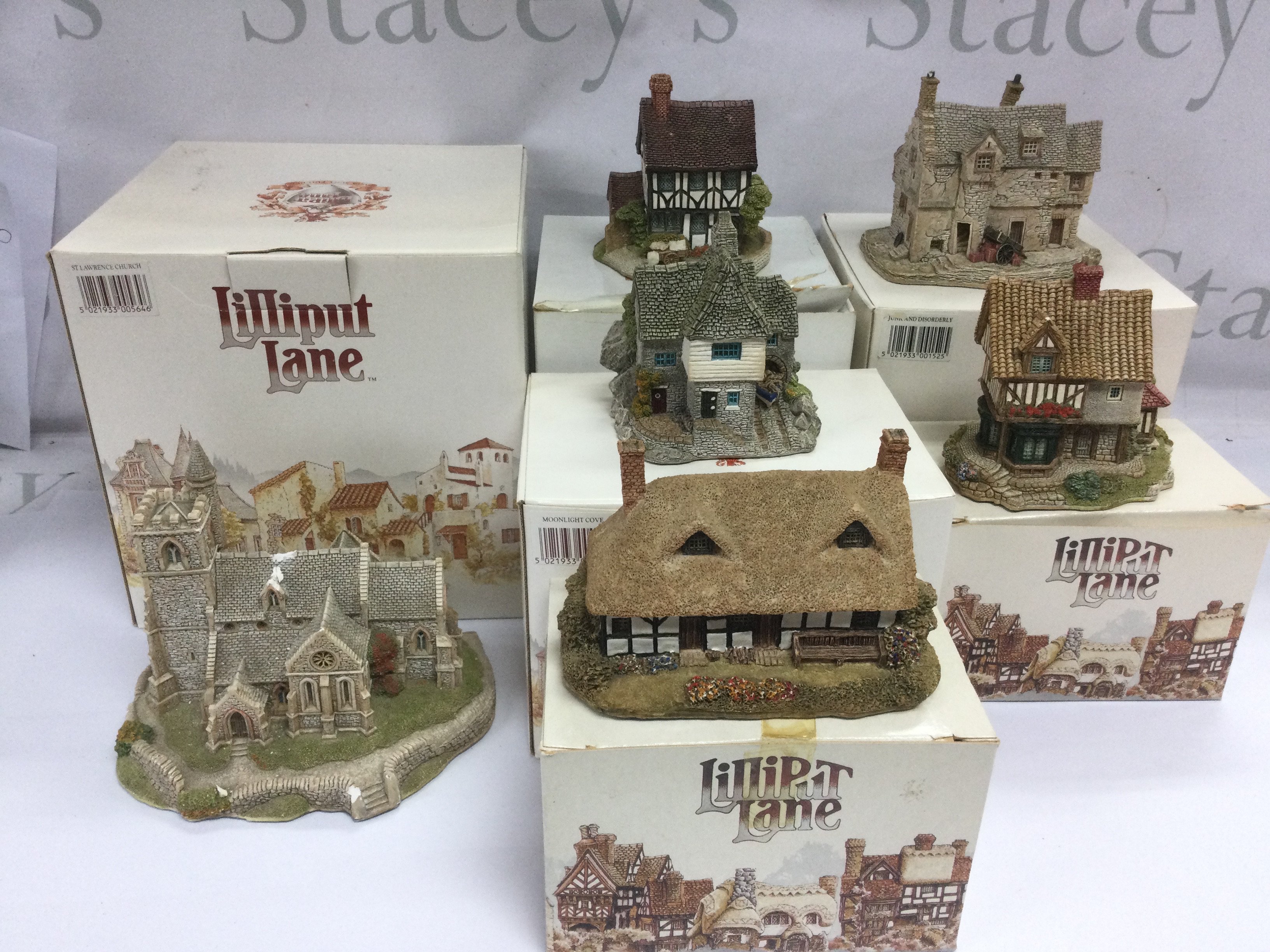 A box containing Liliput Lane cottages and buildings, some damages. Shipping category D.