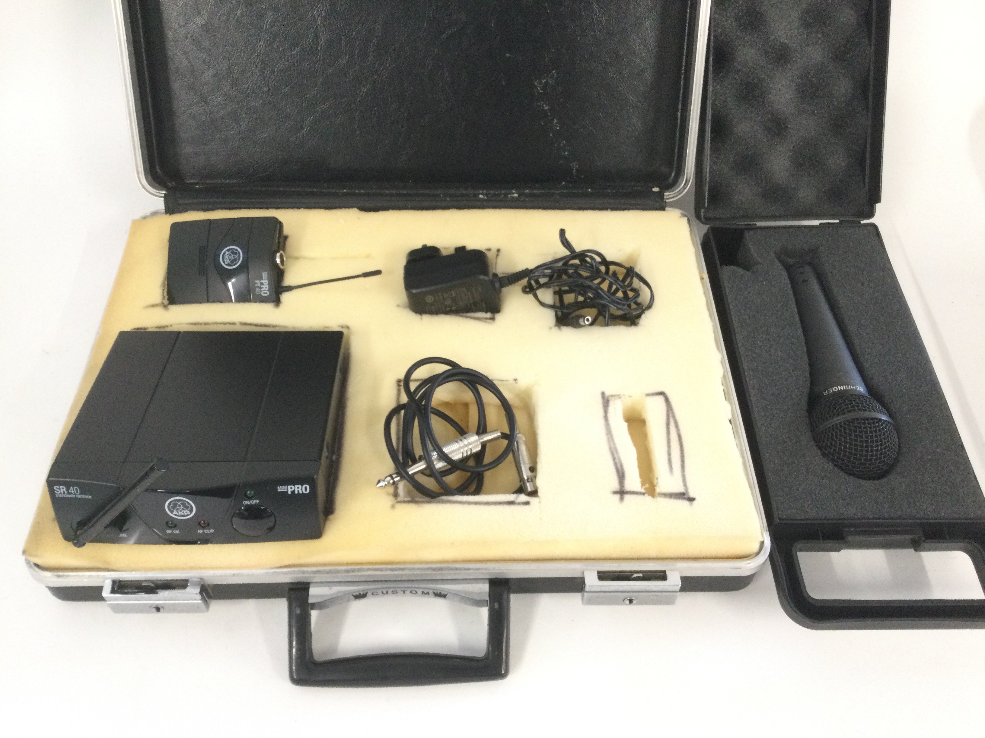 An AKG SR40 mini pro wireless receiver and a Behringer XM8500 microphone (2).