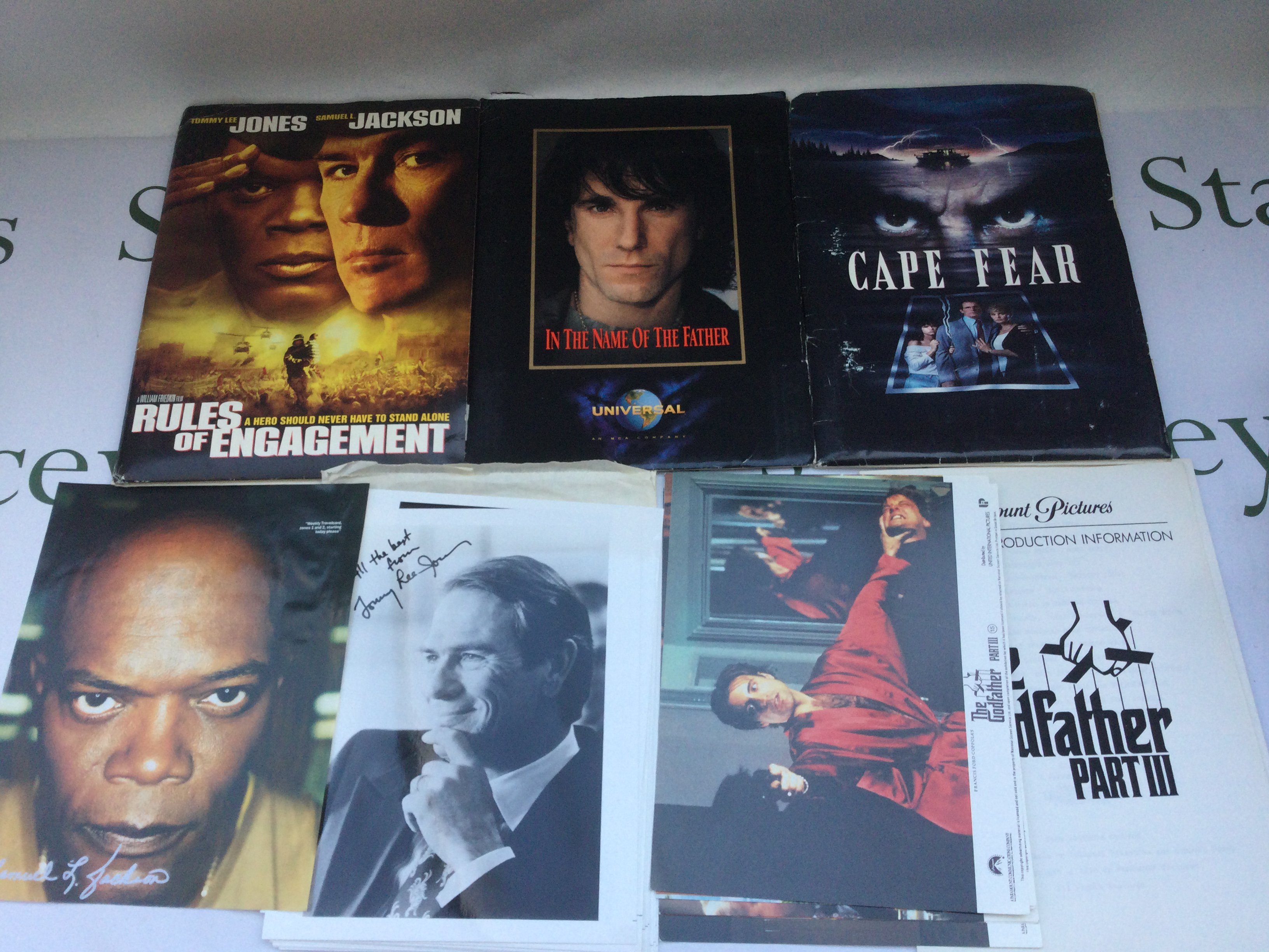 A collection of film memorabilia comprising various press packs and signatures of Samuel L Jackson and Tommy Lee Jones.