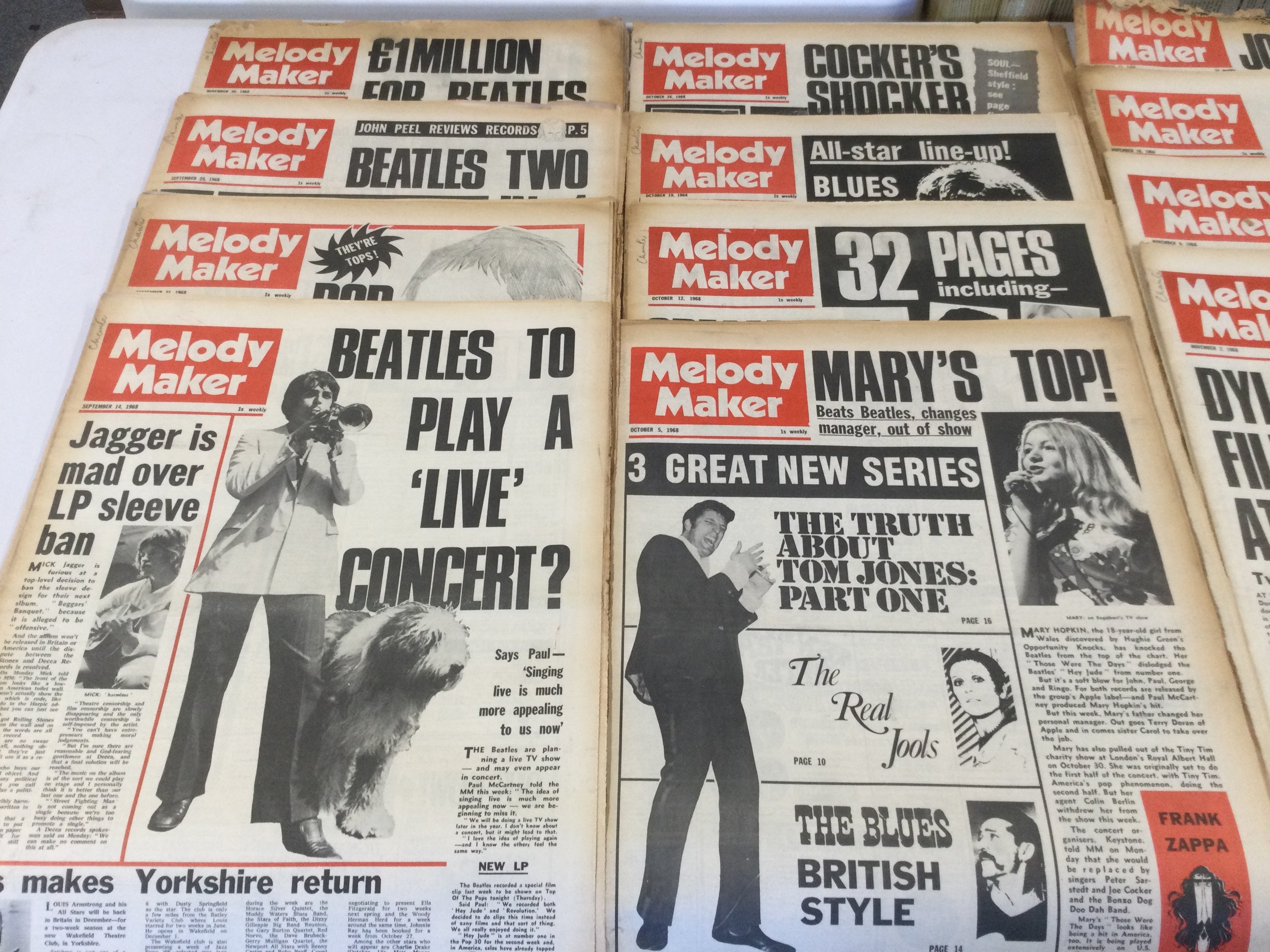 A box of 1950s/60s Melody Maker music papers. Some condition issues.