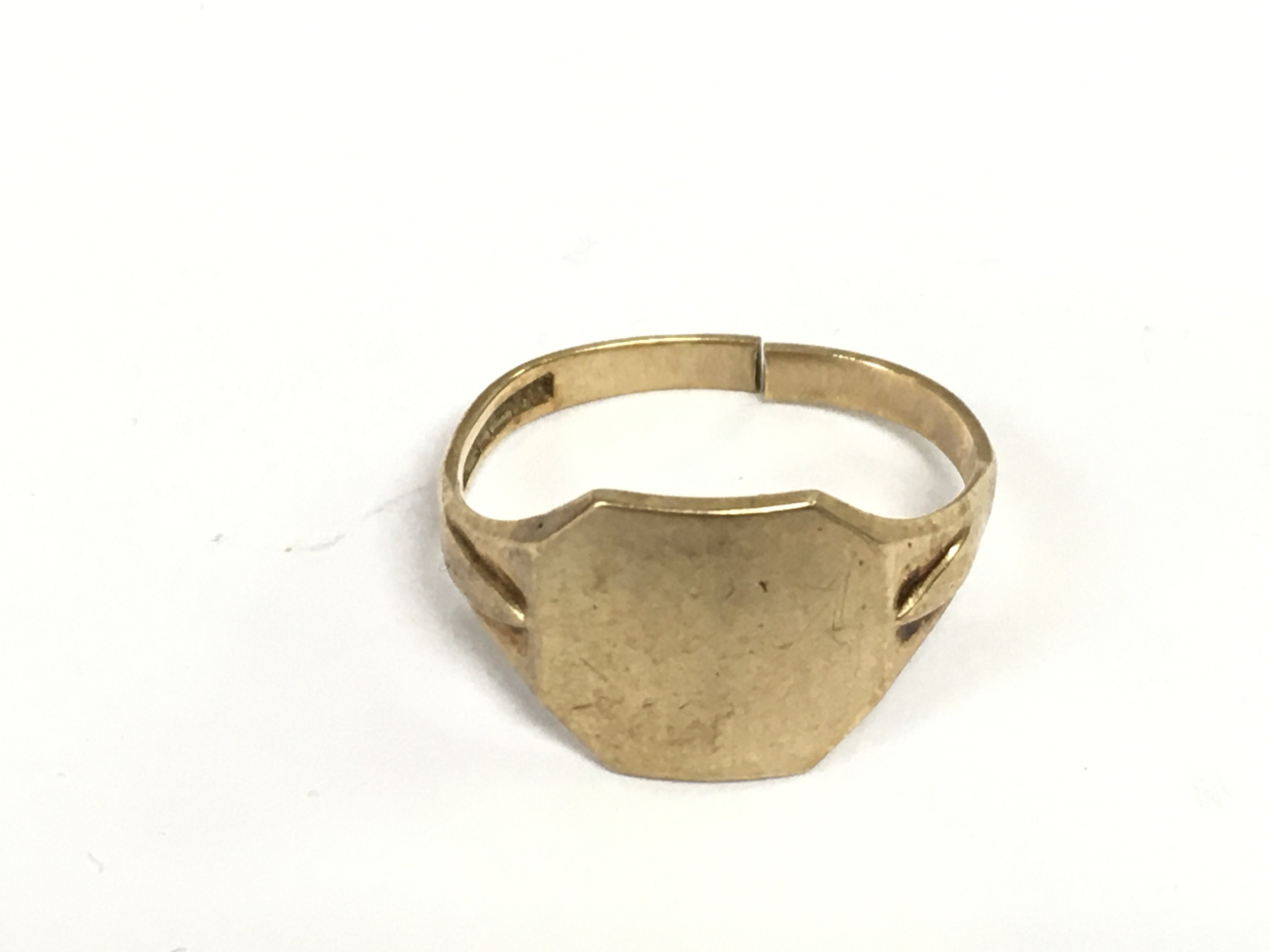 A 9ct gold gents ring. Ring has been cut Approximately size P and 2.86g