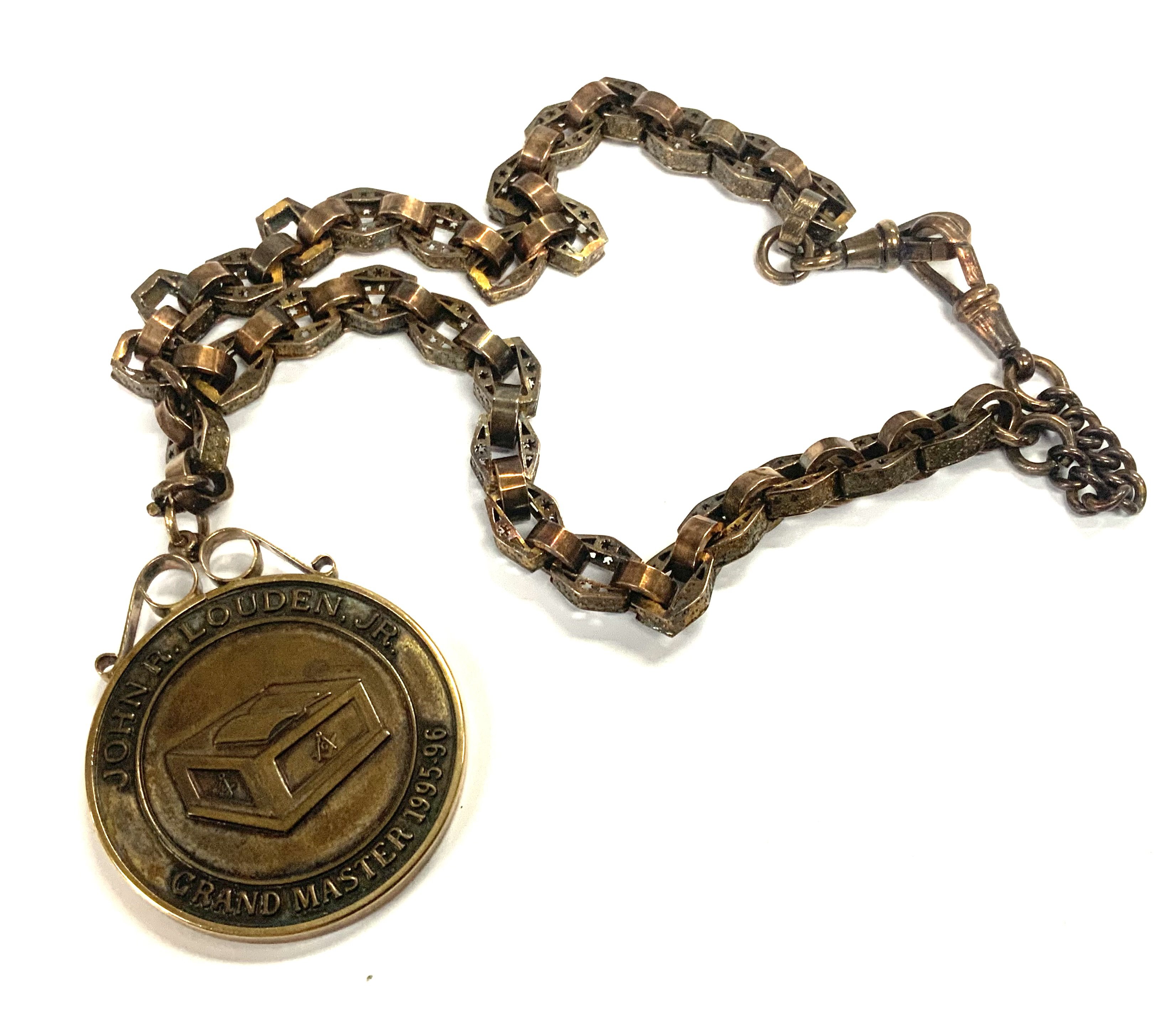 A 9ct gold fancy box chain with attached Masonic medallion with 9ct gold coin mount, overall weight 58g. (A)