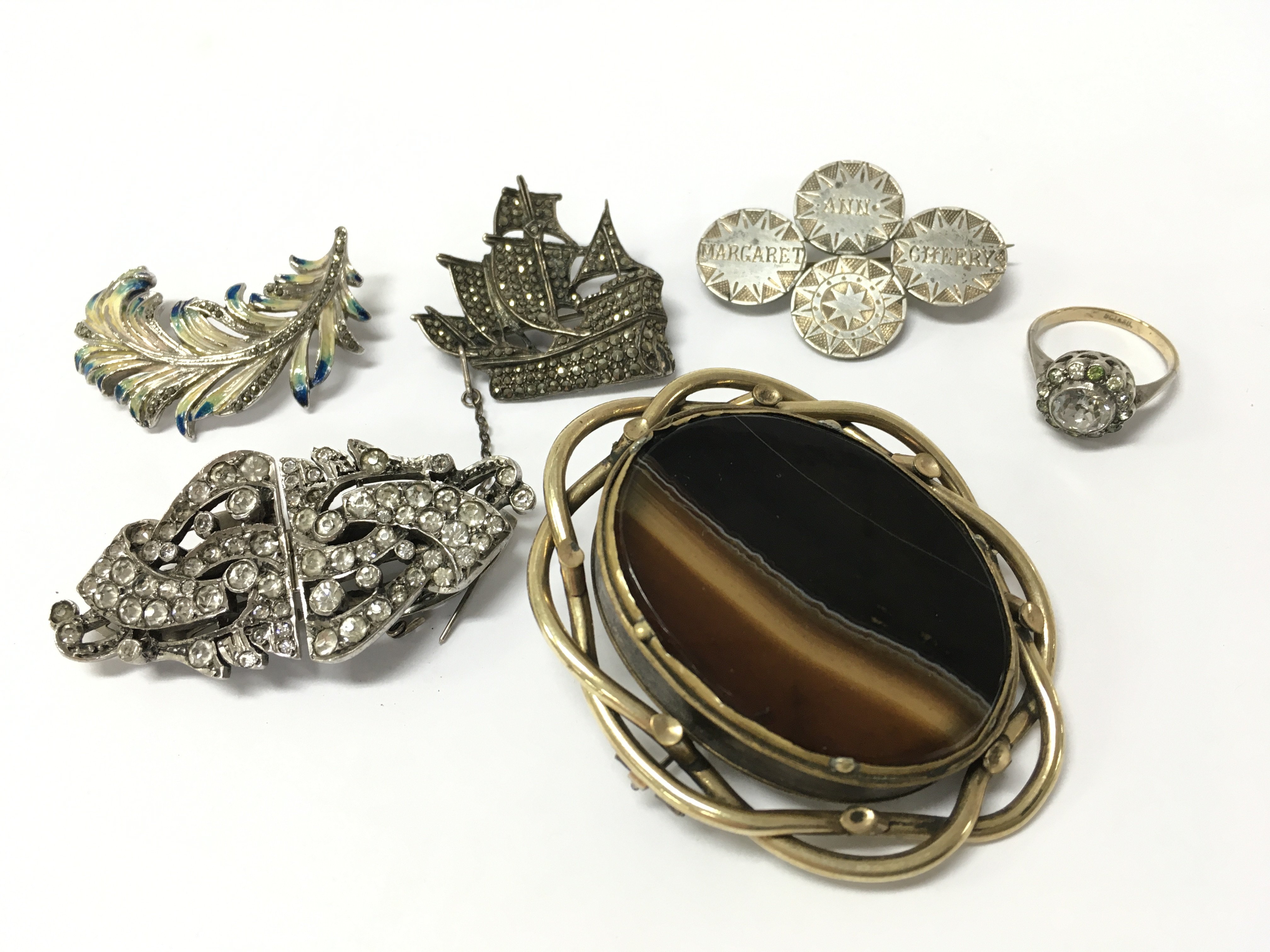 A mixed lot of brooches including an agate spinner brooch , 9ct and silver ring . Postage catA
