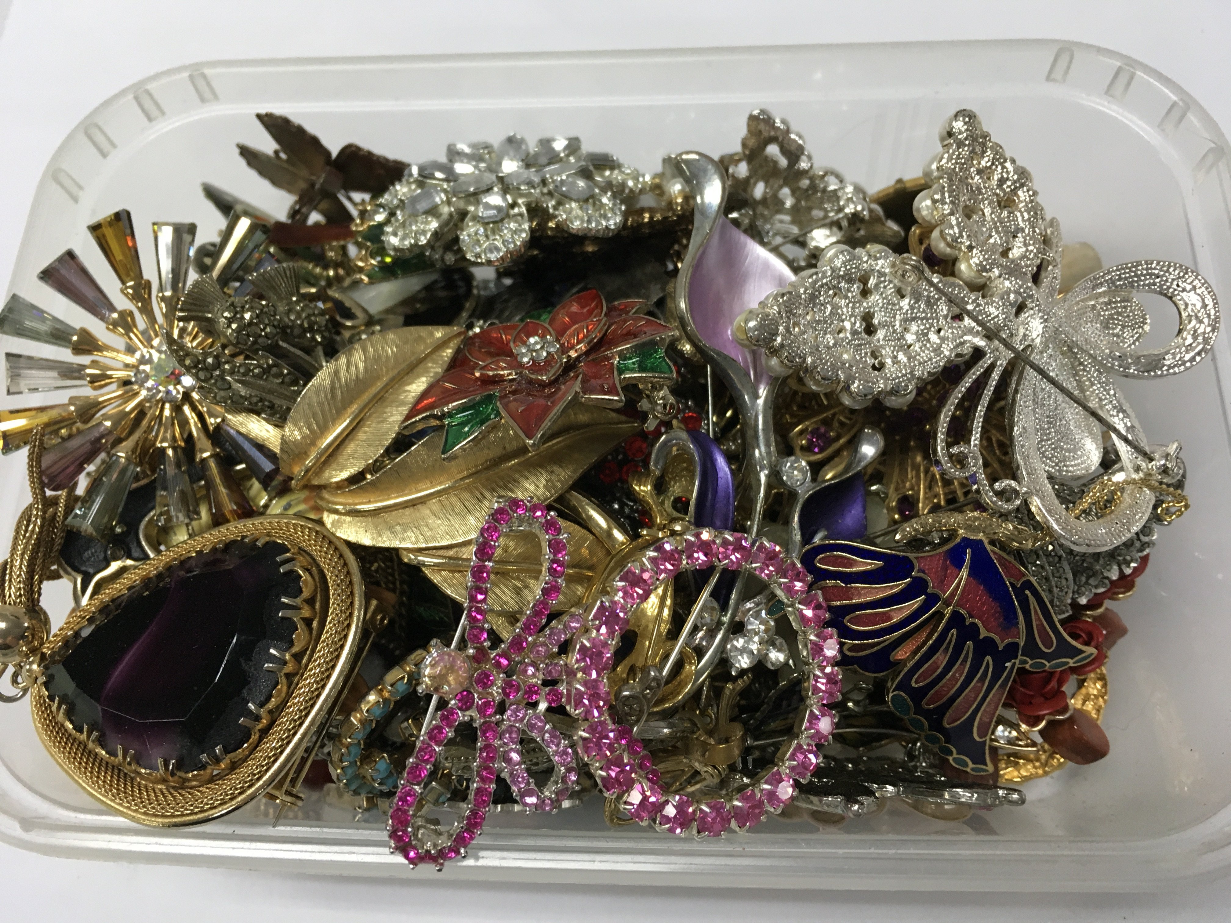 A collection of costume brooches, no reserve. Postage cat a