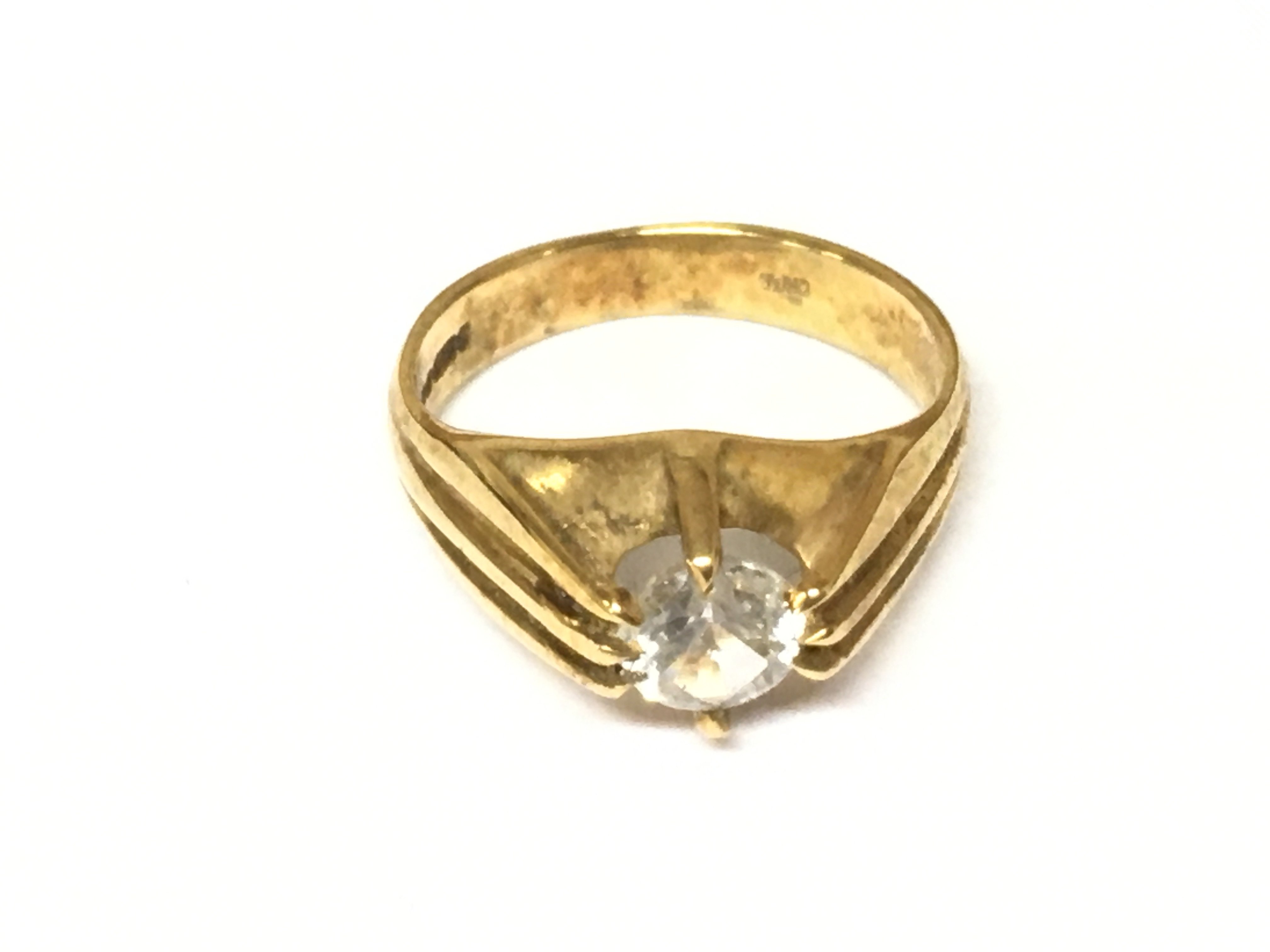 A 9ct gold ring set with a white stone. 4g and size O