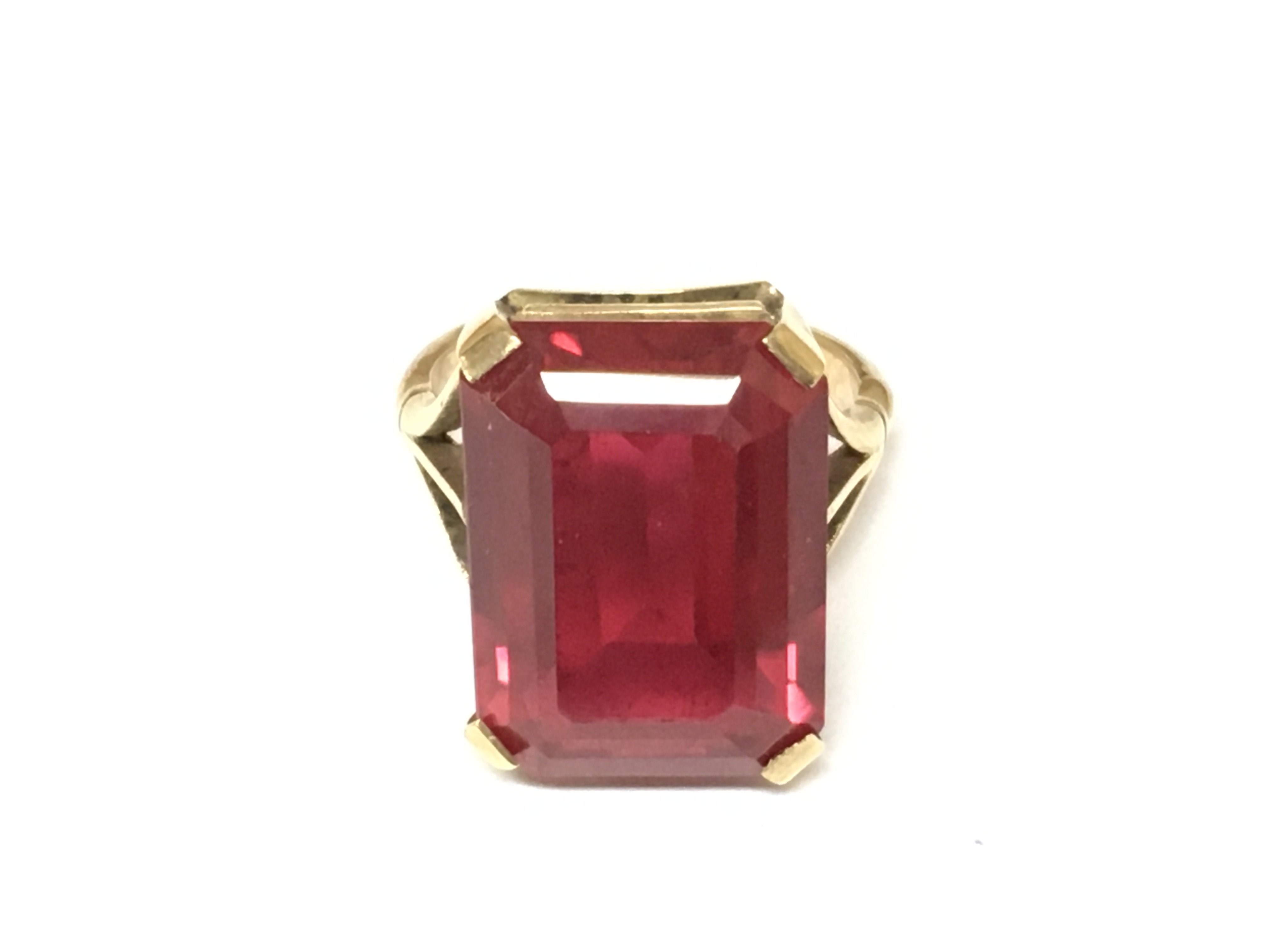 An unmarked gold ruby ring. Size M 1/2 7.62g