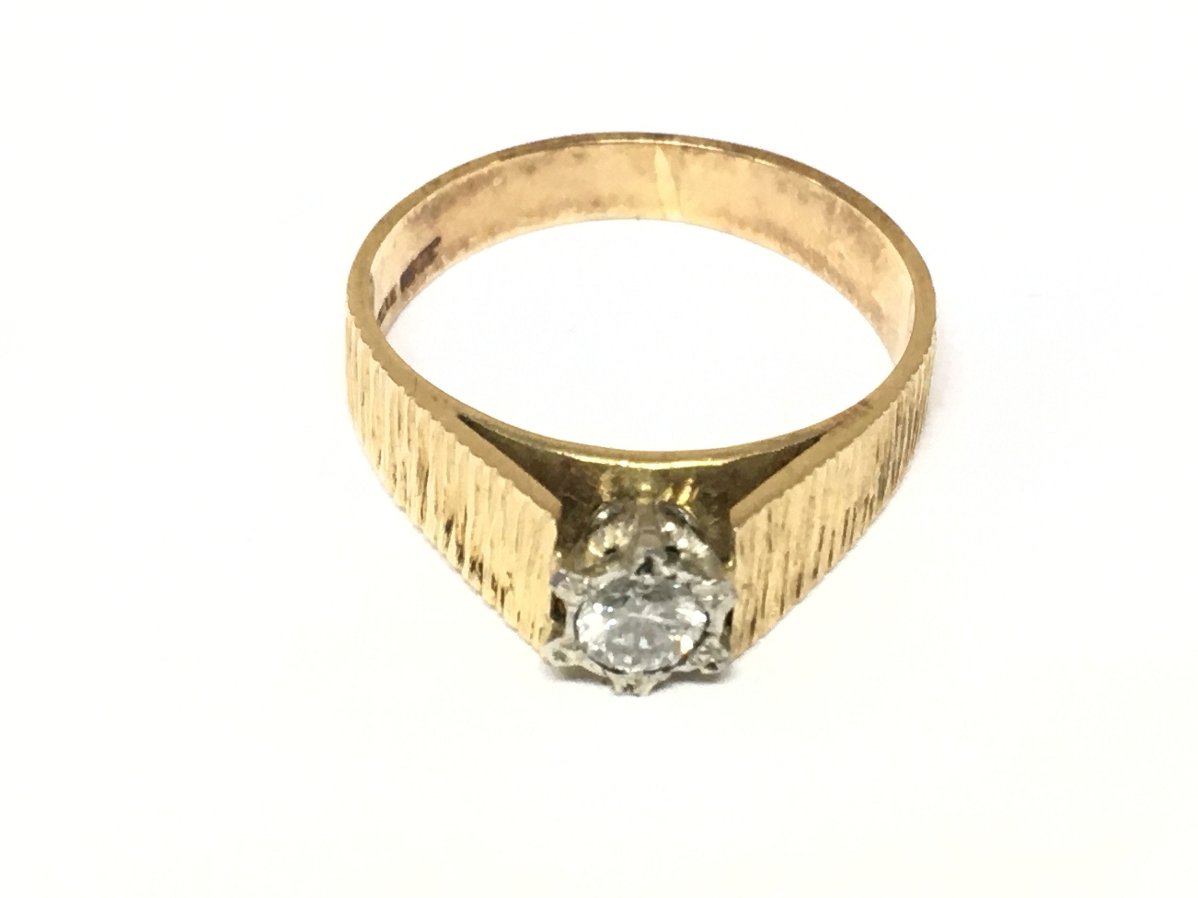 An 18ct gold ring set with diamond solitaire. 5.90g size R