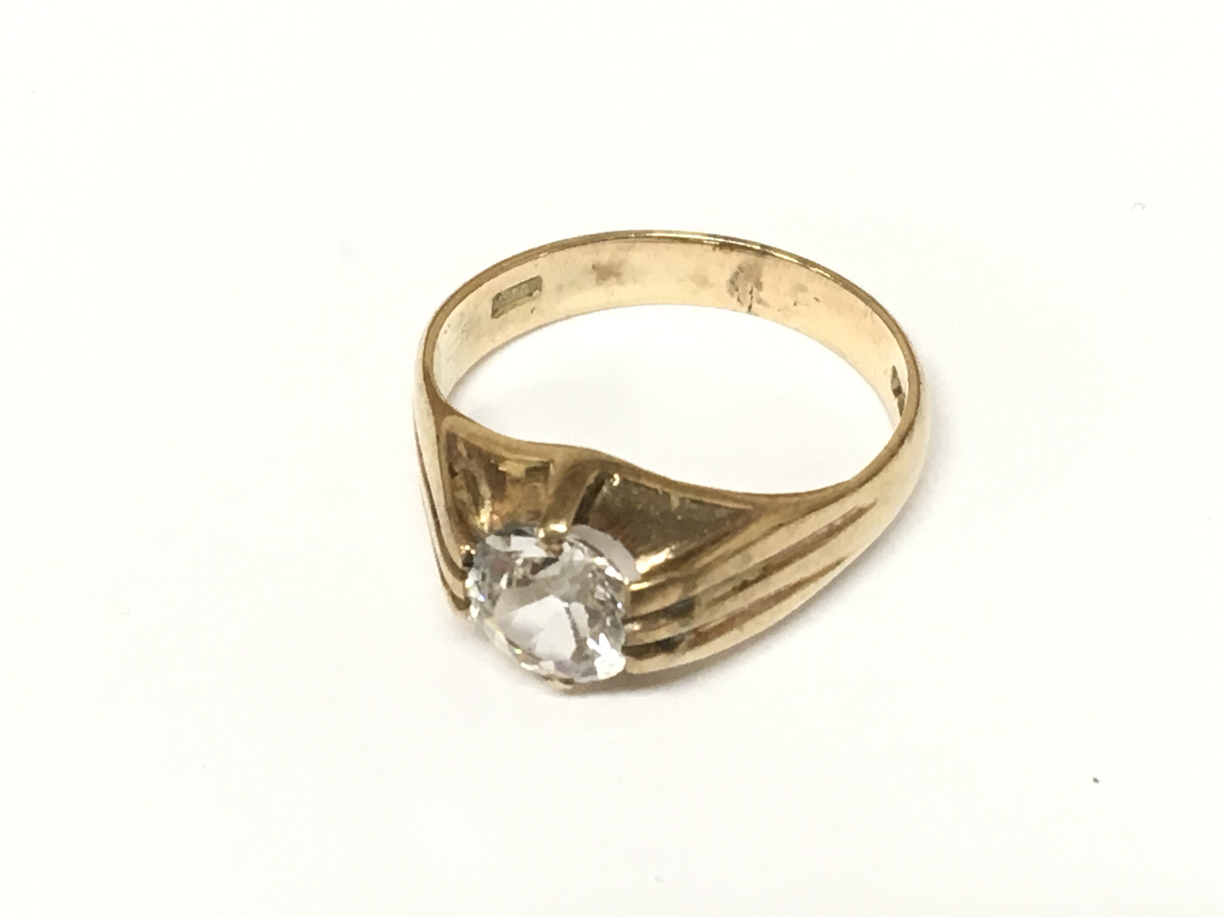 A 9ct gold ring set with white stone. Size O and 4.47g