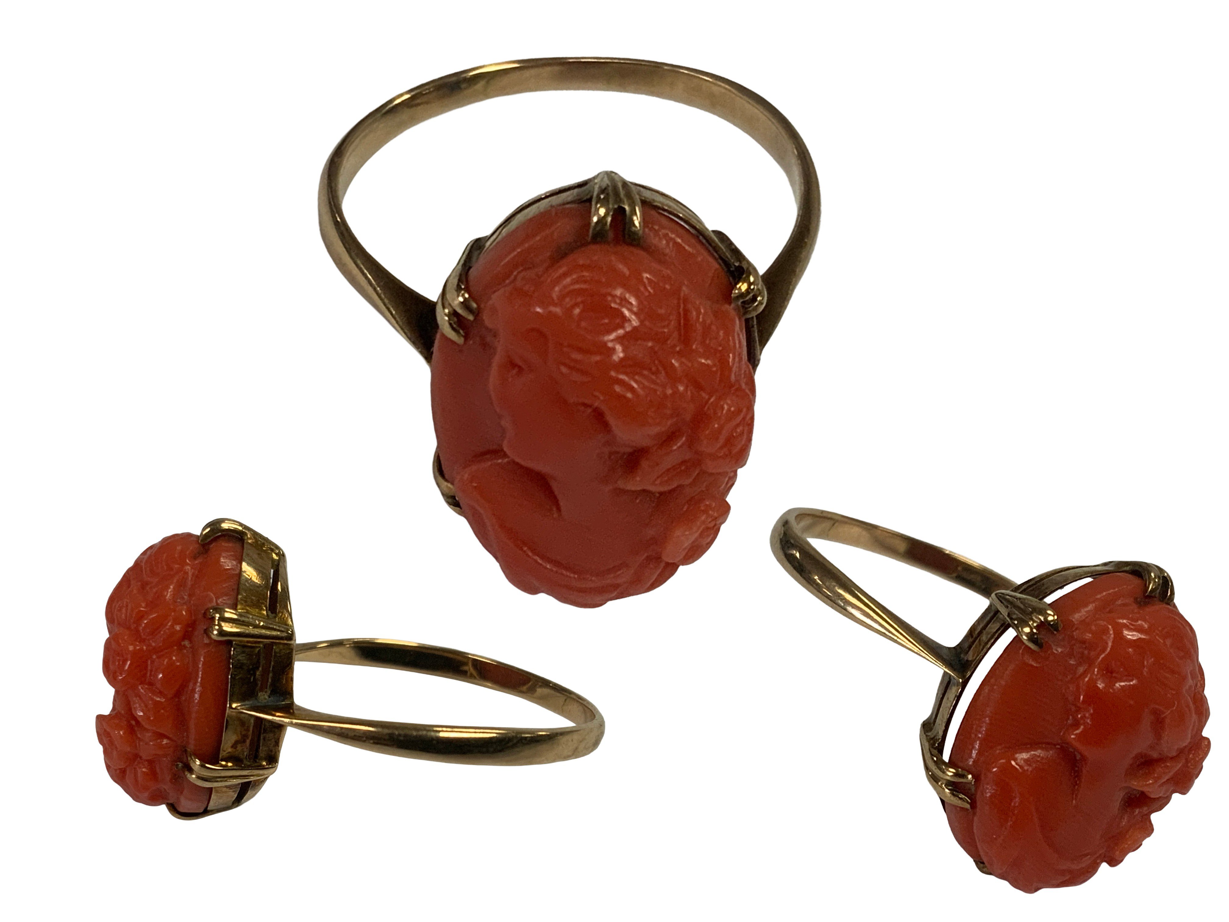 An Edwardian 9ct gold carved coral ring, Size P.