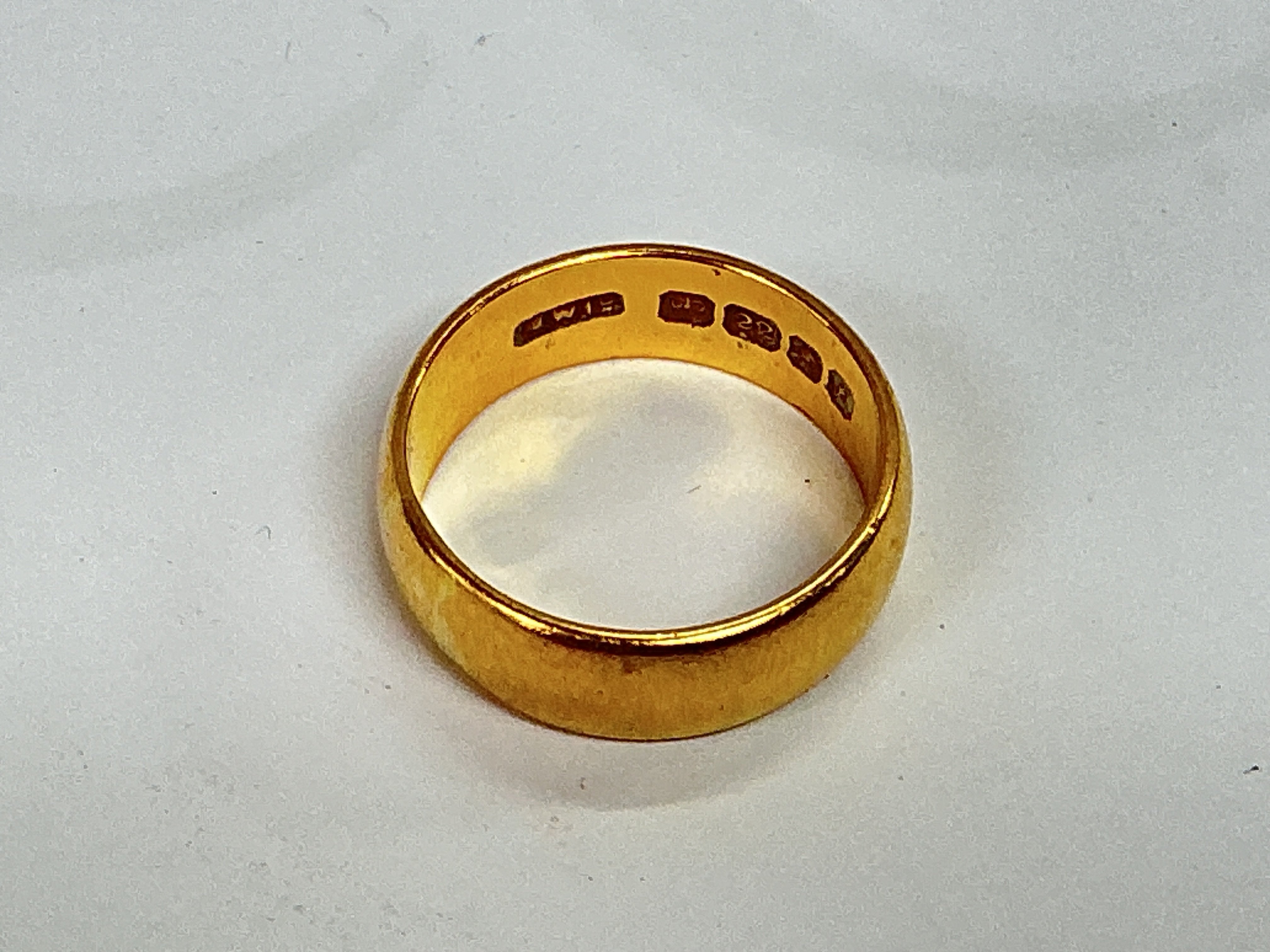 a 22ct plain wedding band, approx weight 7.70 grams. Approx size O.