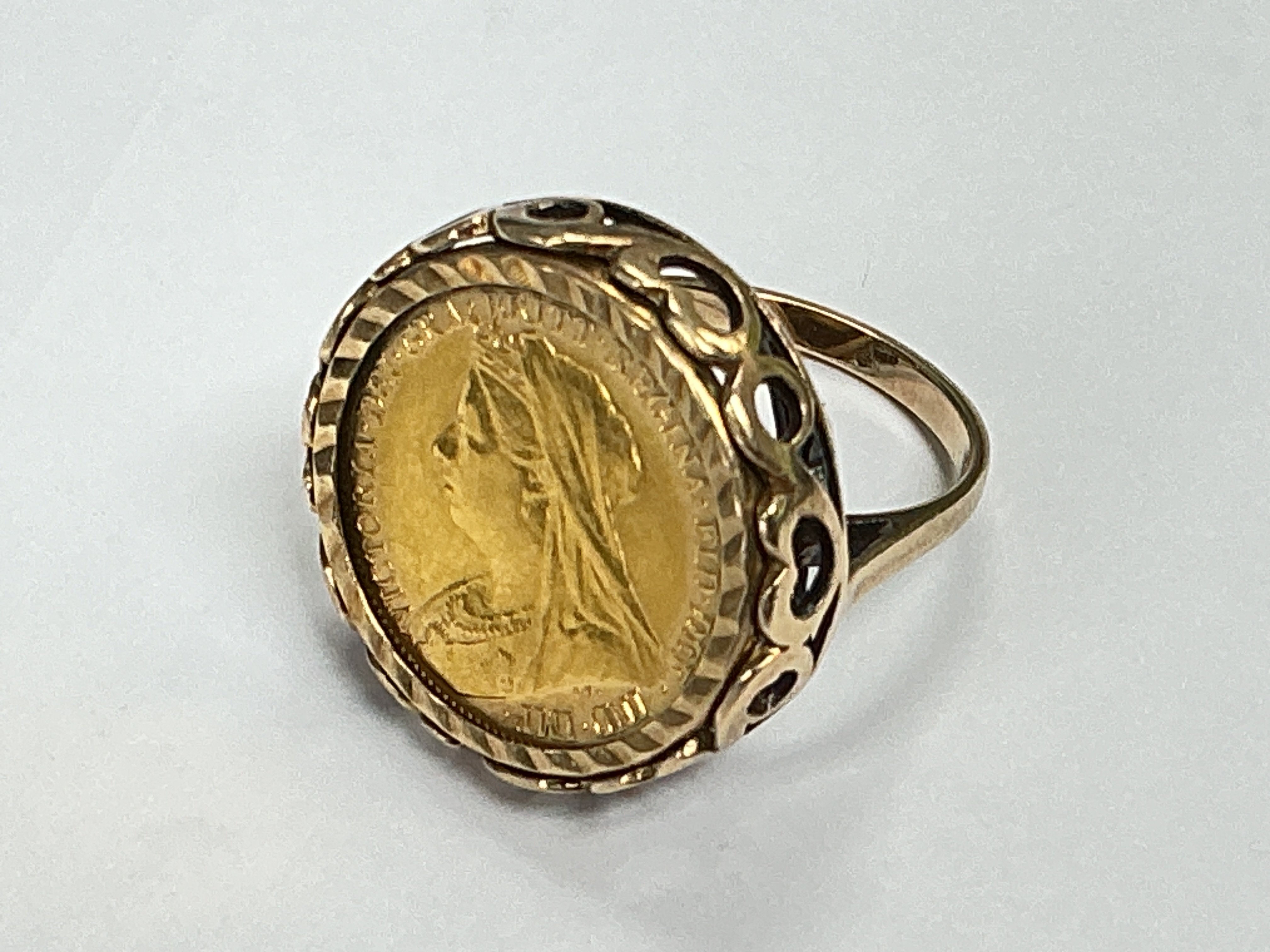 a Victorian half sovereign 1900, in a 9ct gold fancy ladies rings mount. Approx weight 8.33 grams, approx size N.