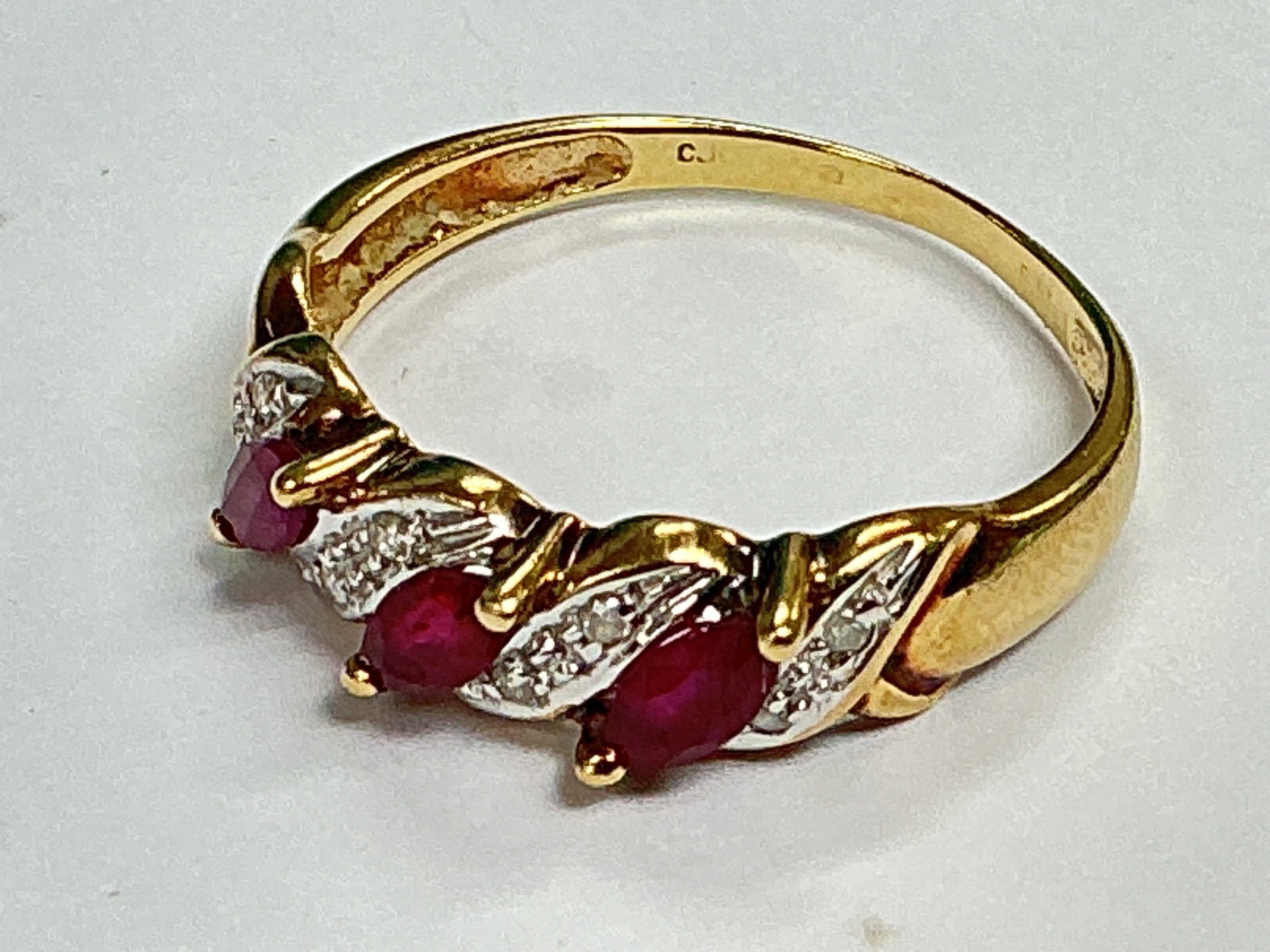 a 9ct gold alternating tube and chip diamond set ring. Approx weight 1.93 grams, approx size N.