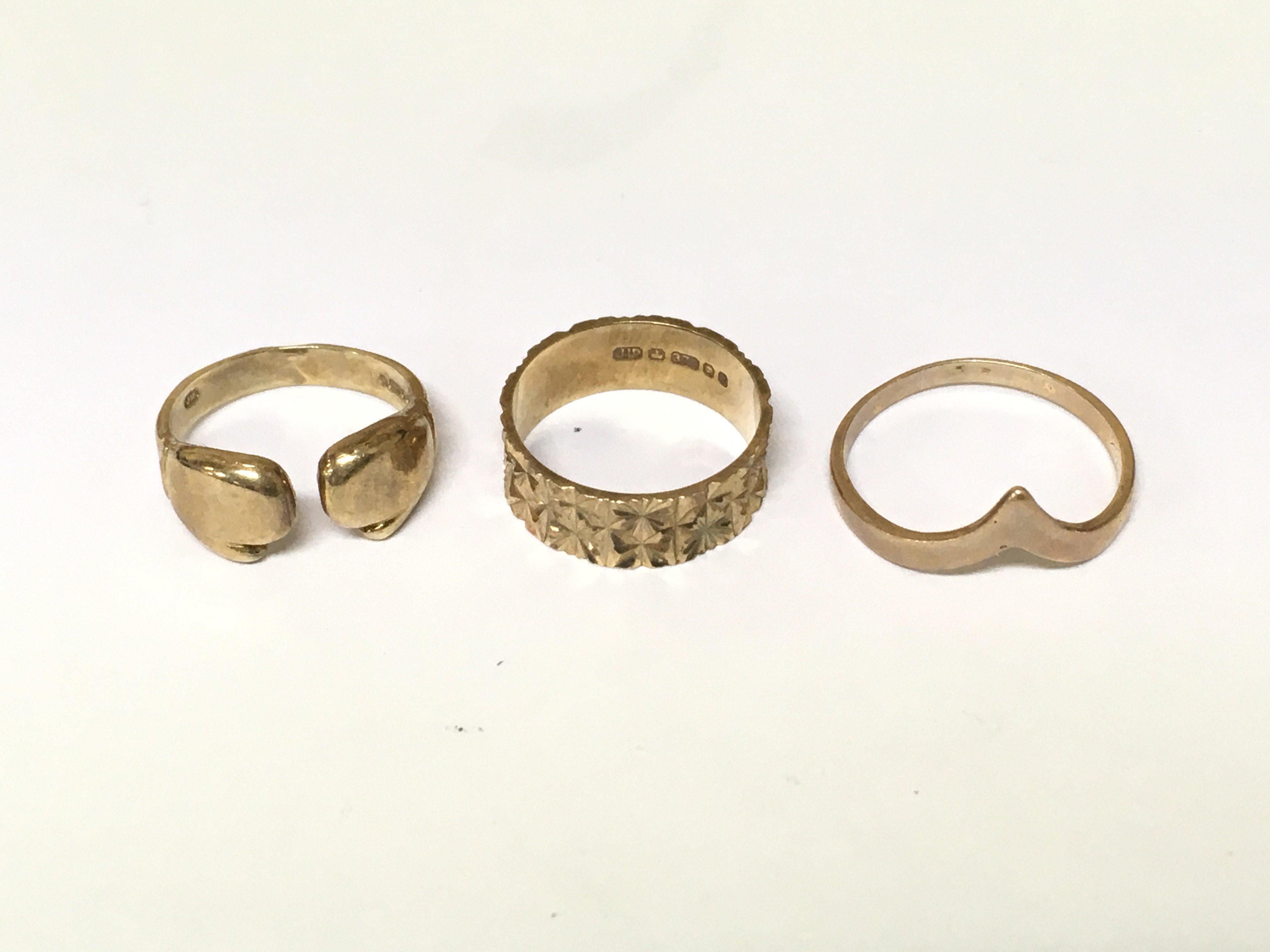 Three 9ct gold rings of various design include boxing gloves. 5.63g sizes H I and N