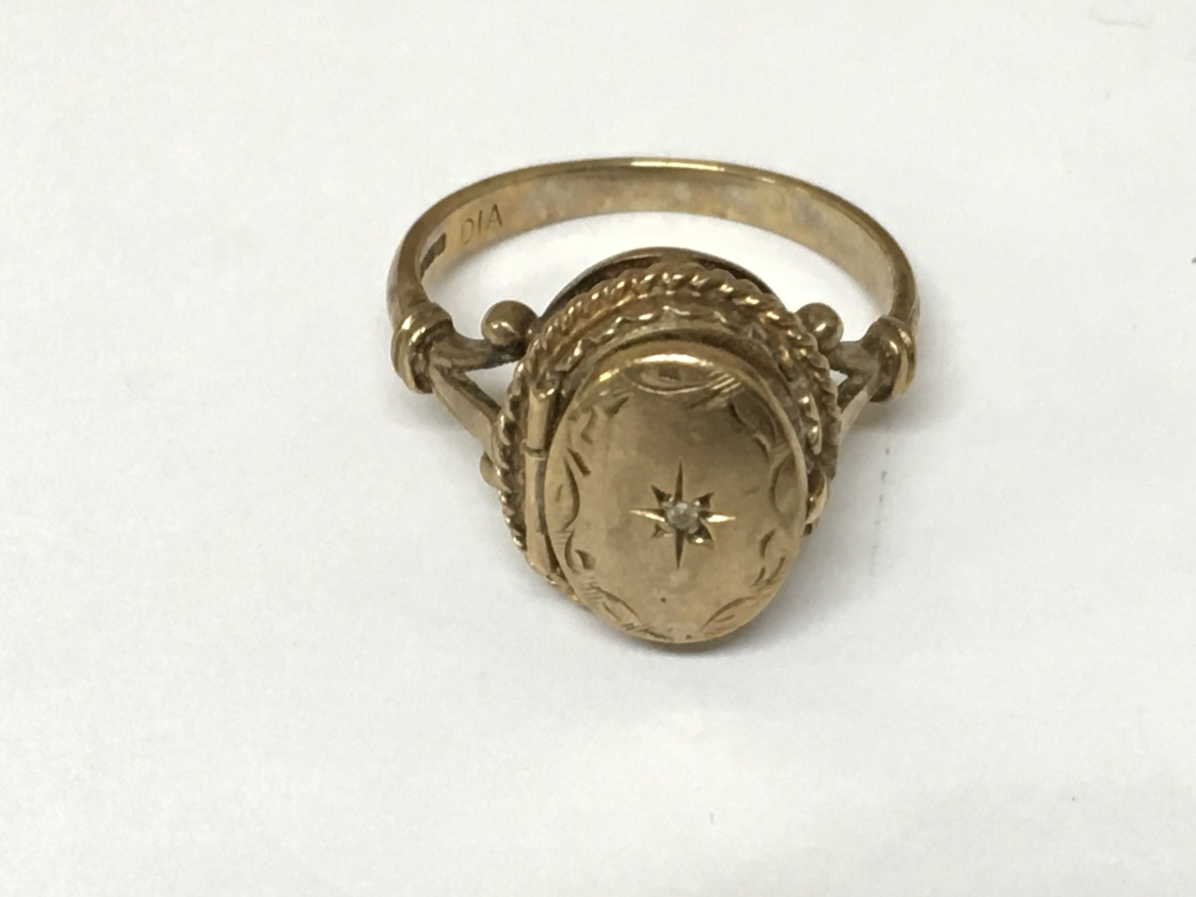 A vintage 9ct gold locket ring. Approximately 3.30g and size N