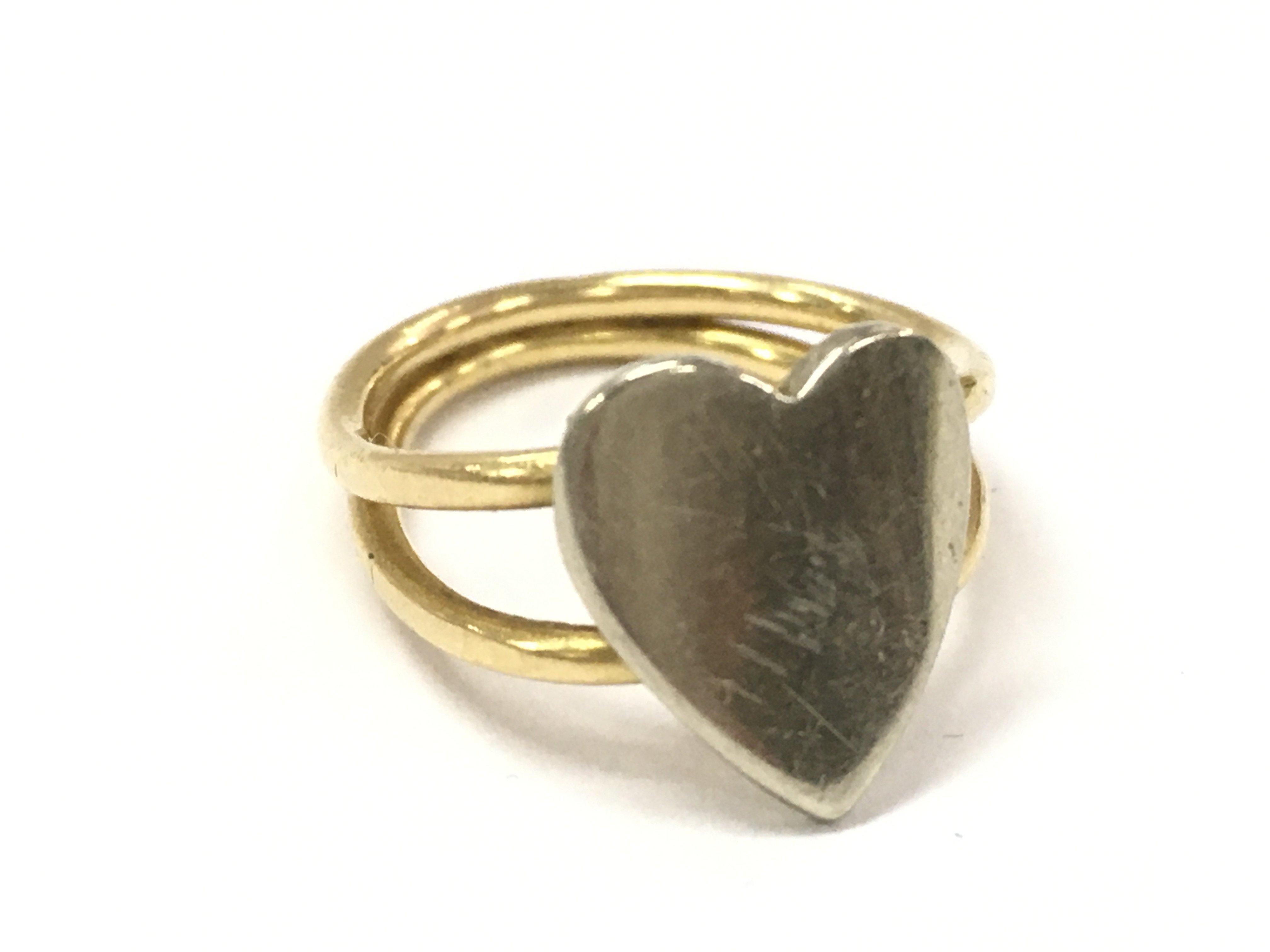 An 18 carat gold heart ring, 3.5g total weight . Postage category A