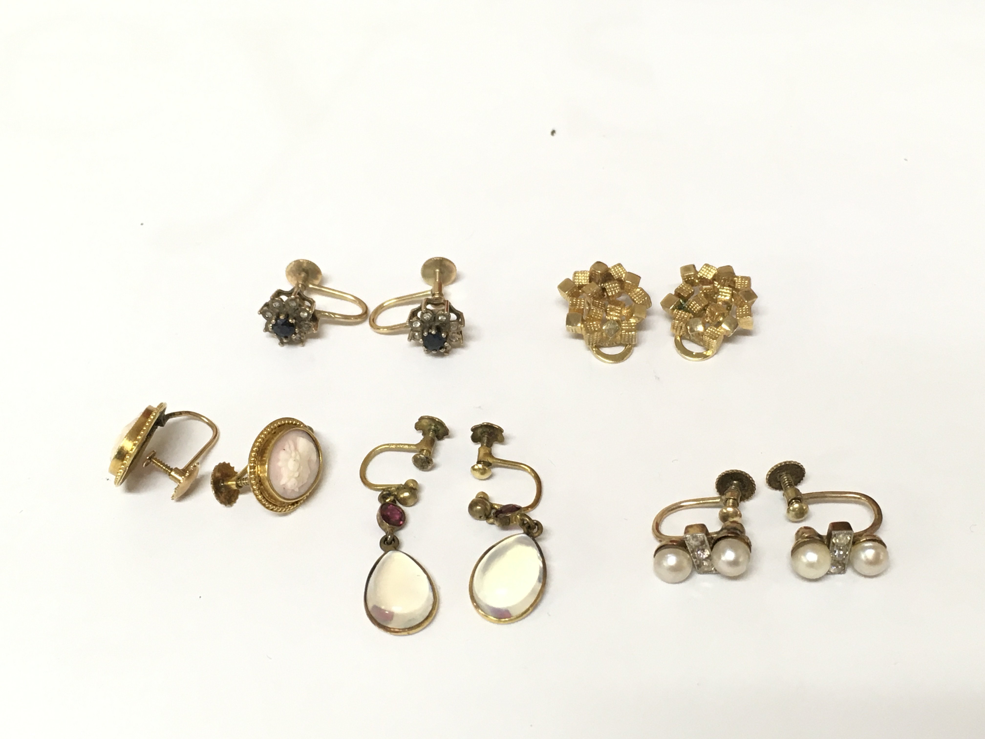 5 pairs of vintage 9ct gold earrings of various designs.