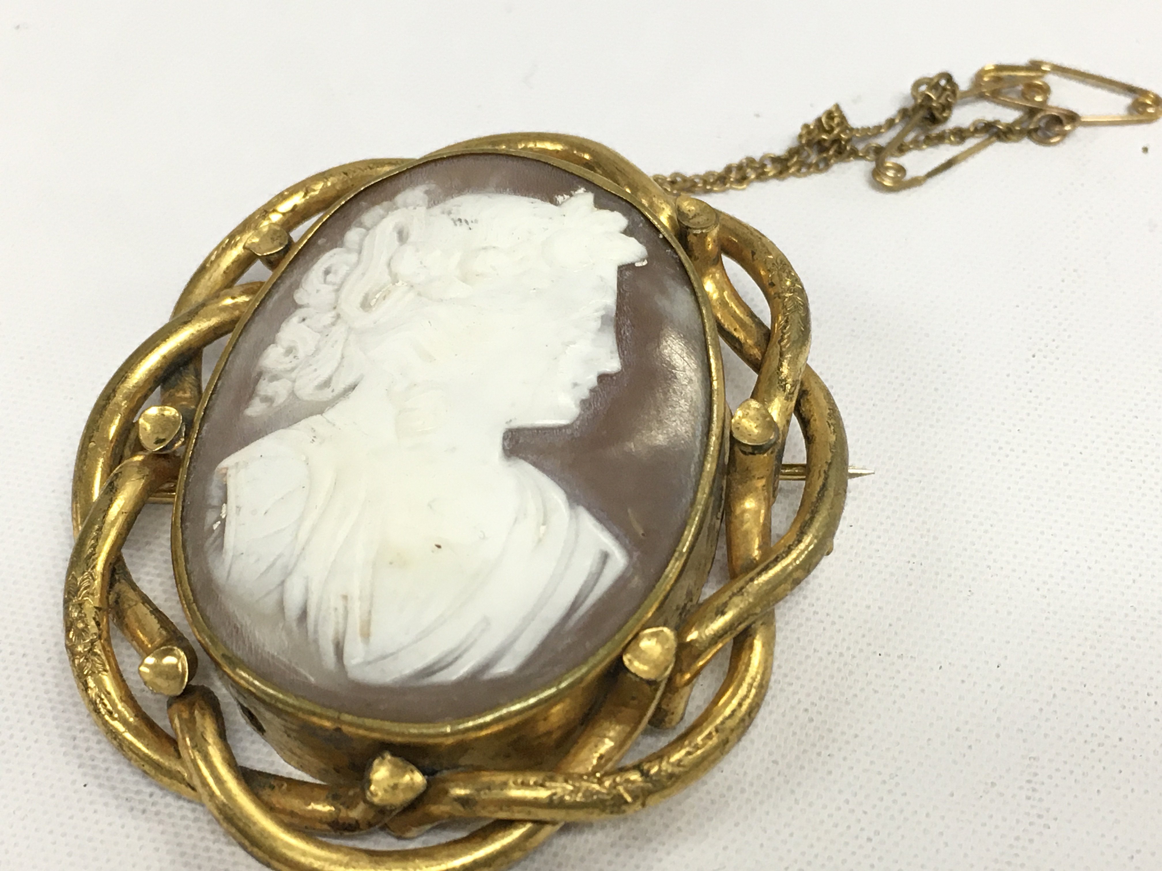 Victorian gold plated cameo brooch, postage category A