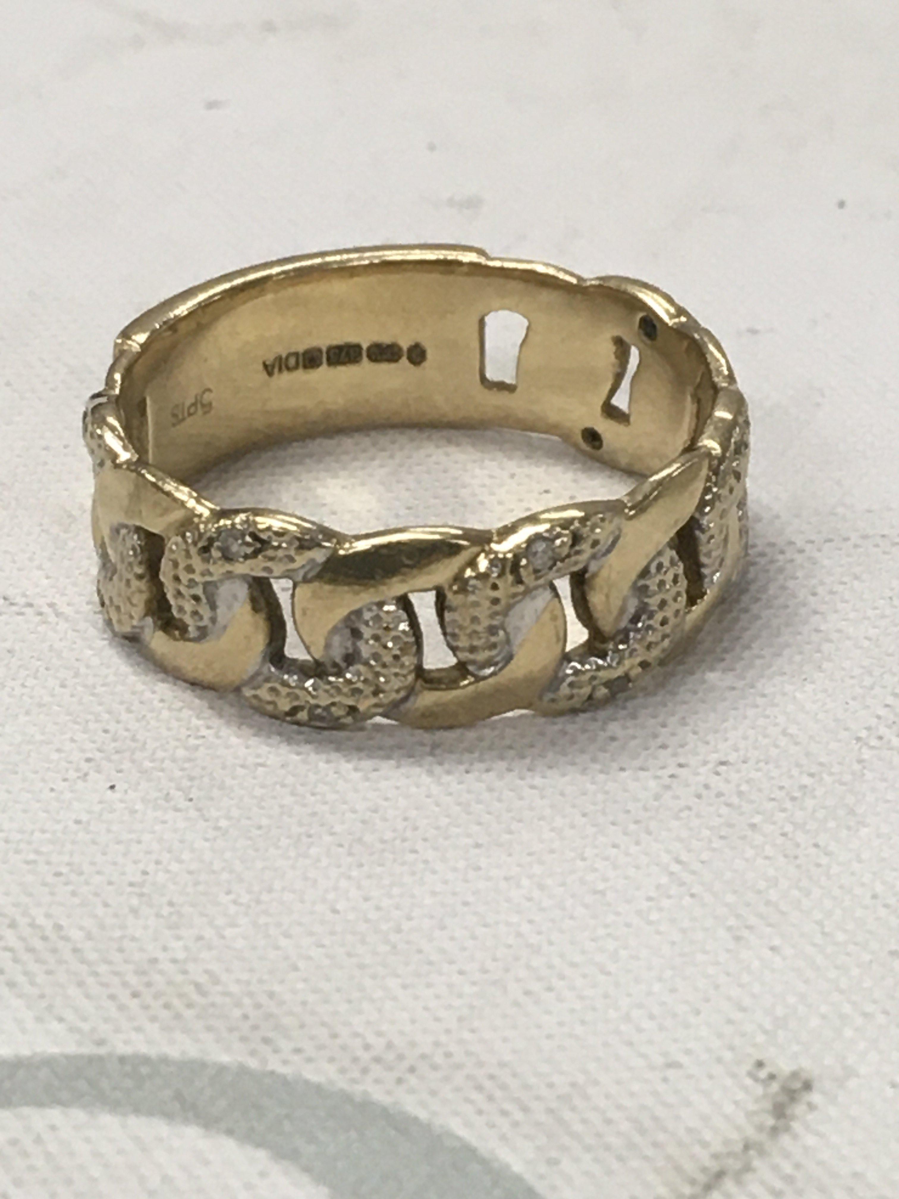 A 9 ct gold ring with link design 6,5 grams size V .
