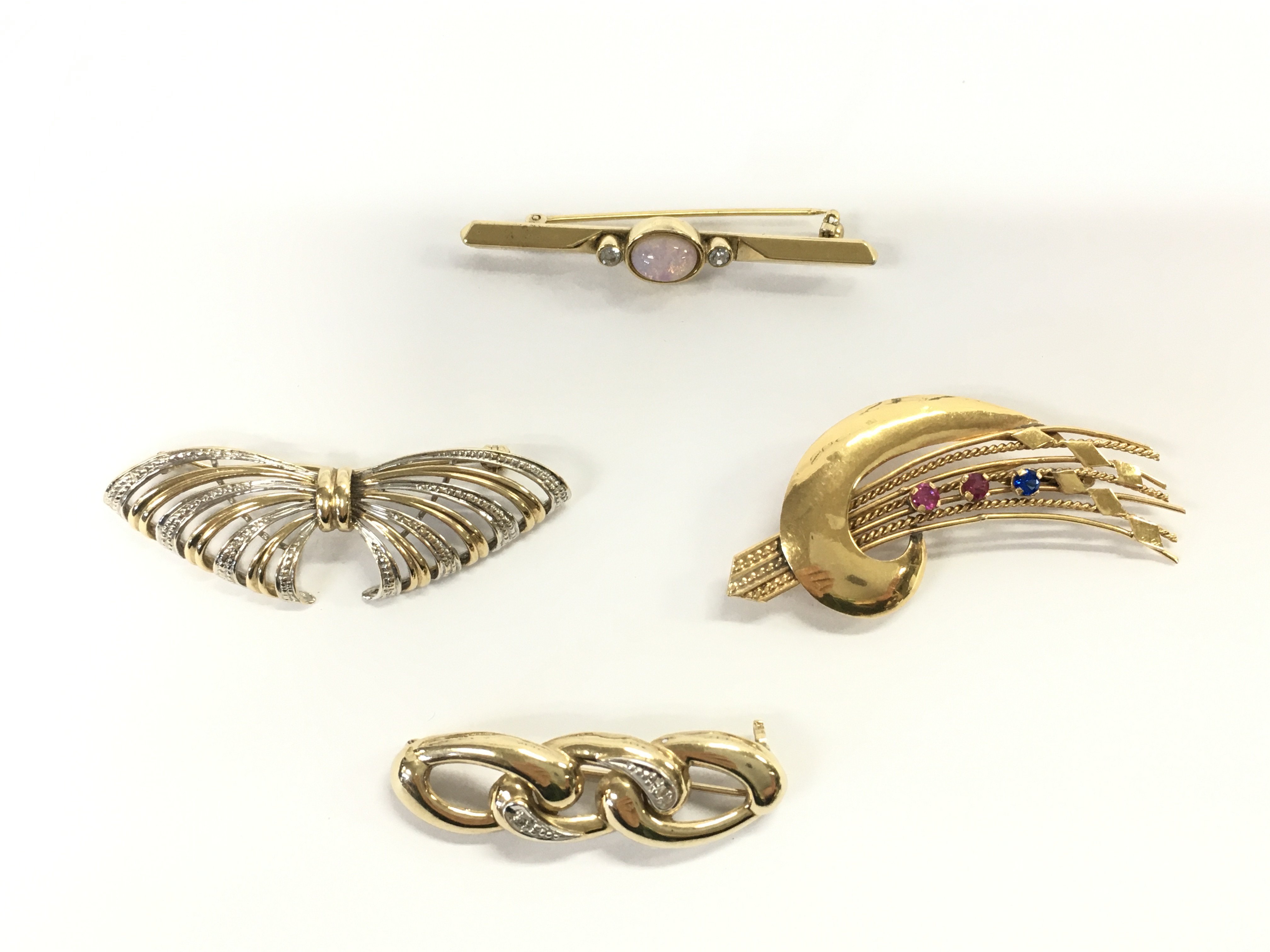 a 9ct gold brooch 5.30g along with three other yellow metal brooches 17.15g Postage B