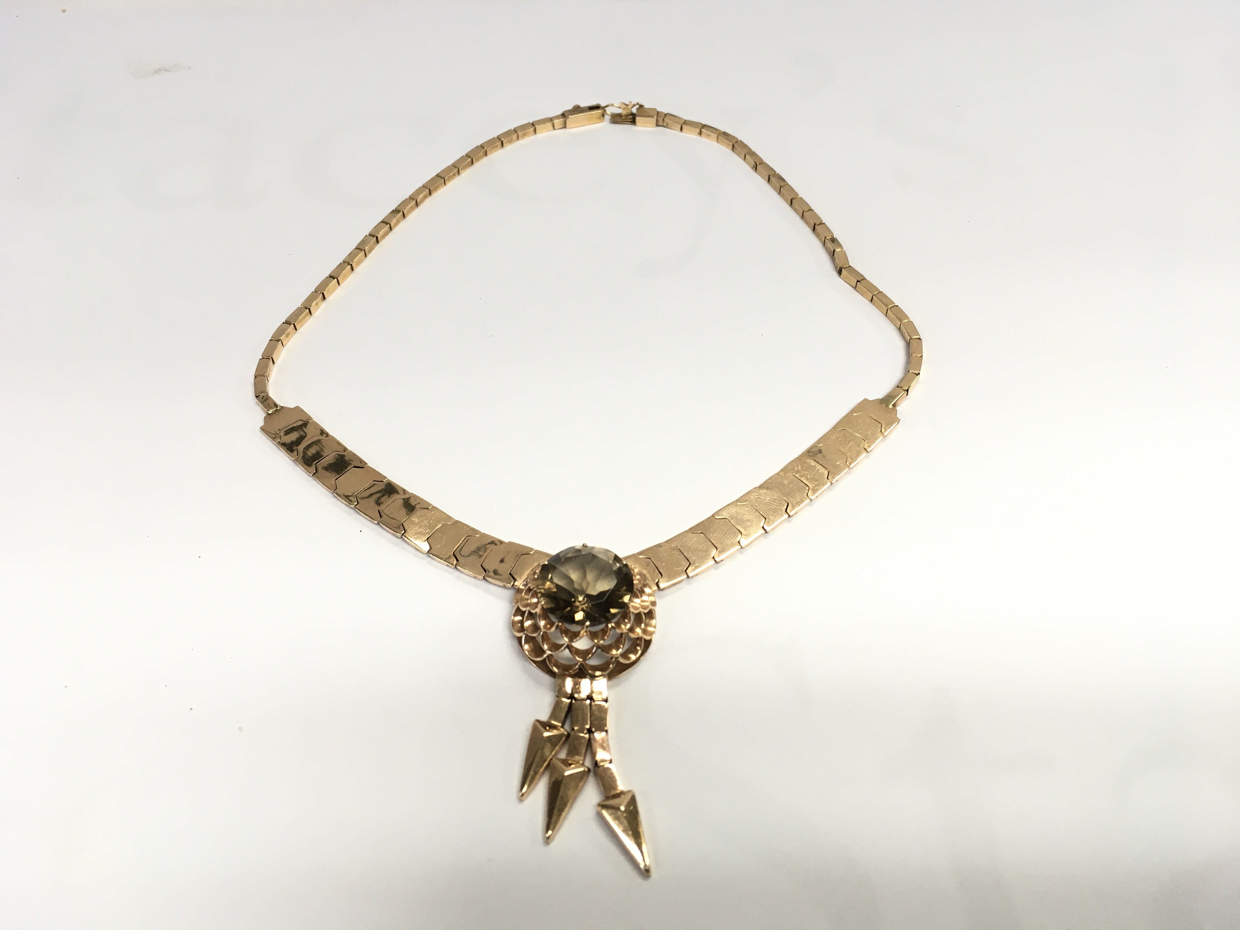 A 14ct necklace set with large quartz stone. Approximately 28g