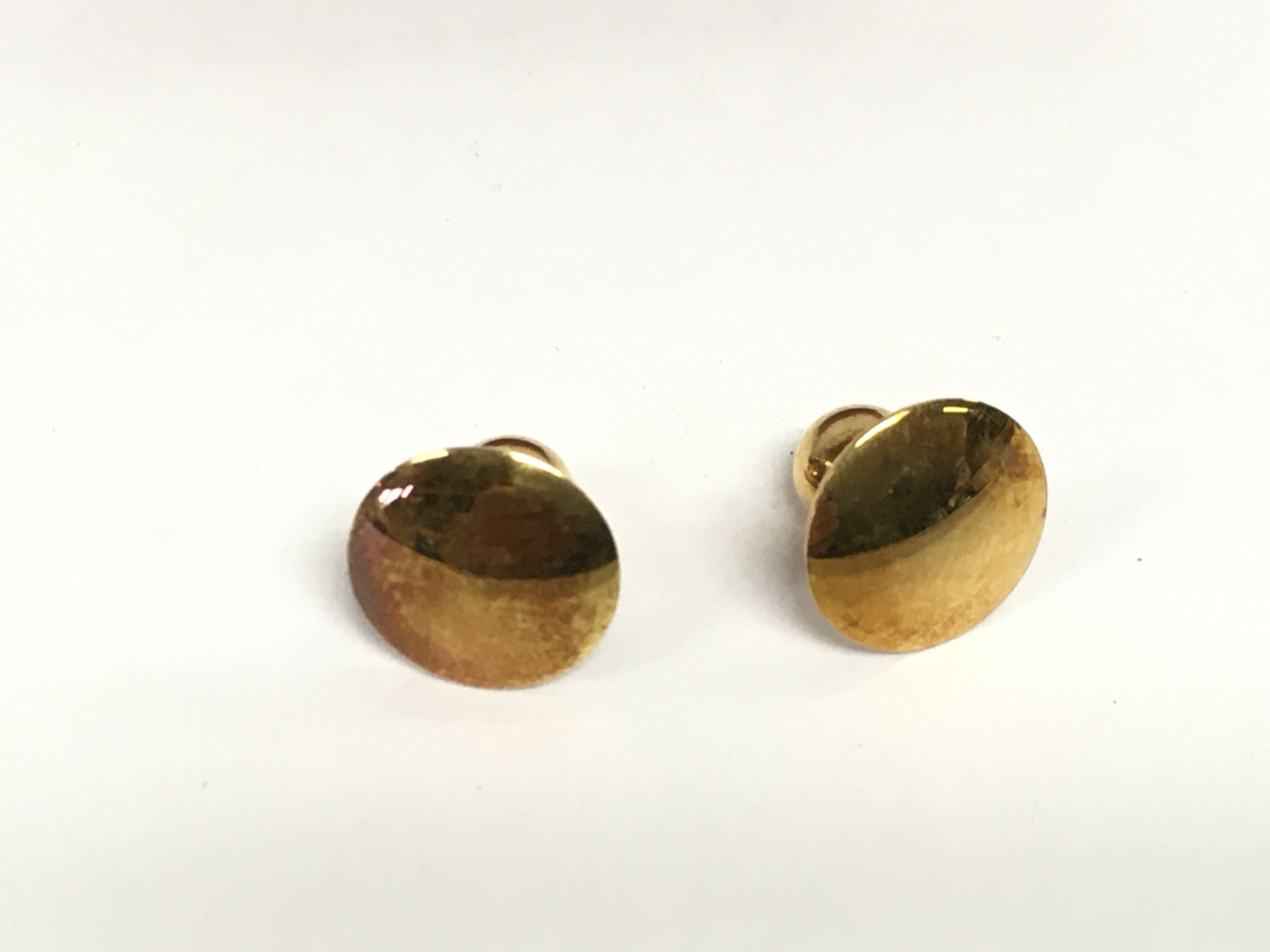 A cased pair or 18ct gold collar studs. 3.05g