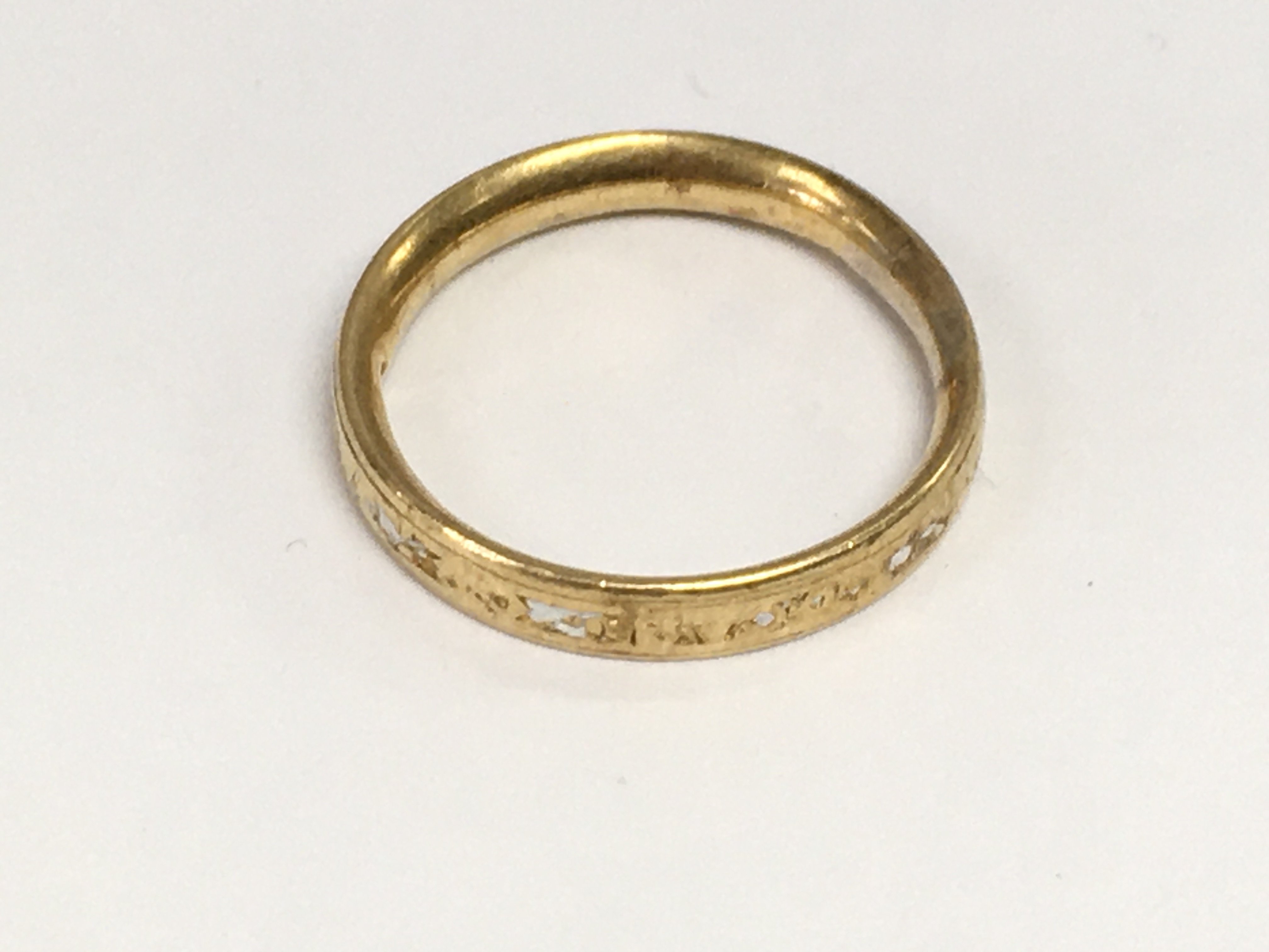 A yellow metal unmarked wedding band. 3.38g