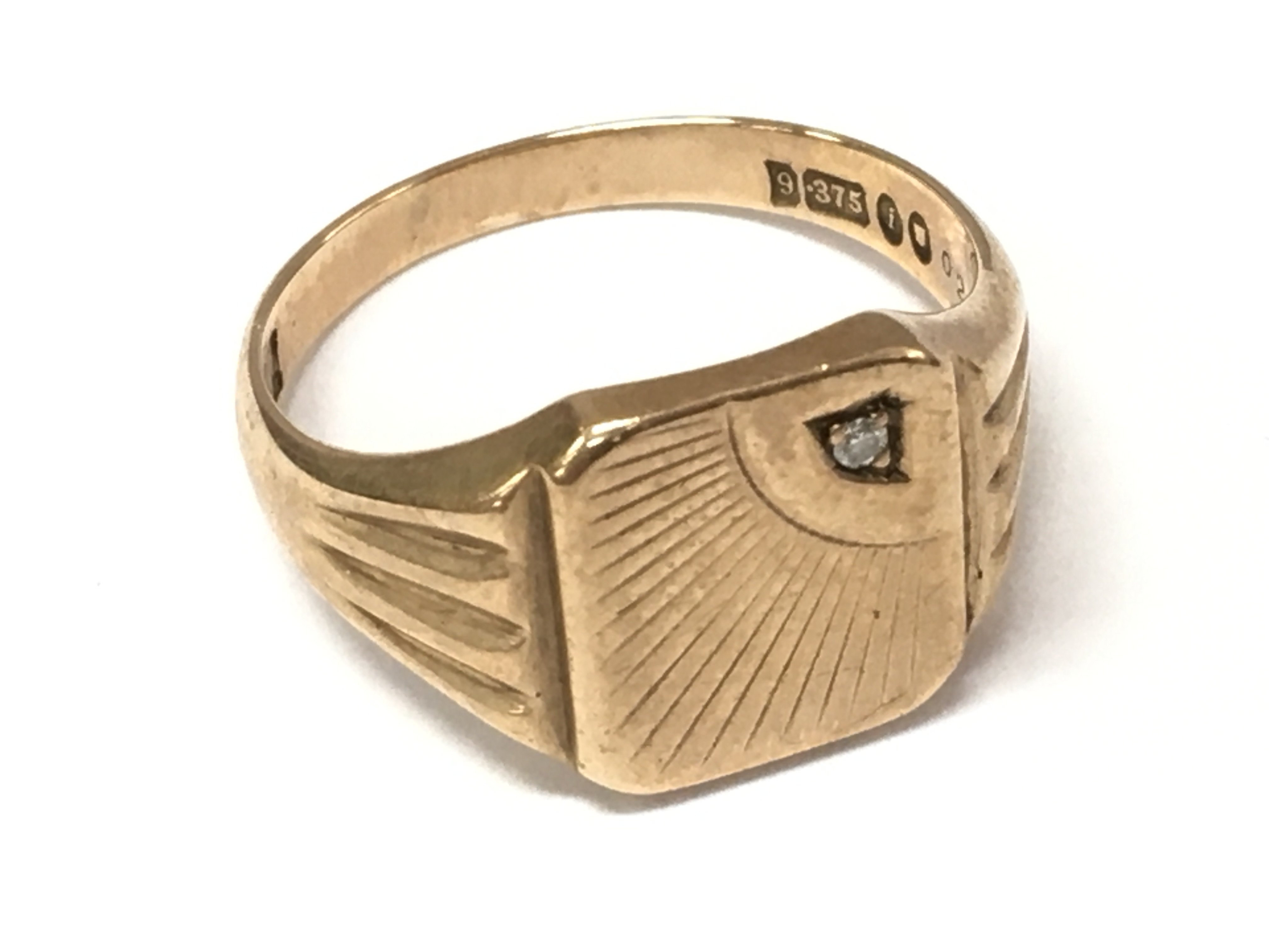 A gents 9ct gold ring. Size U and 7.15g