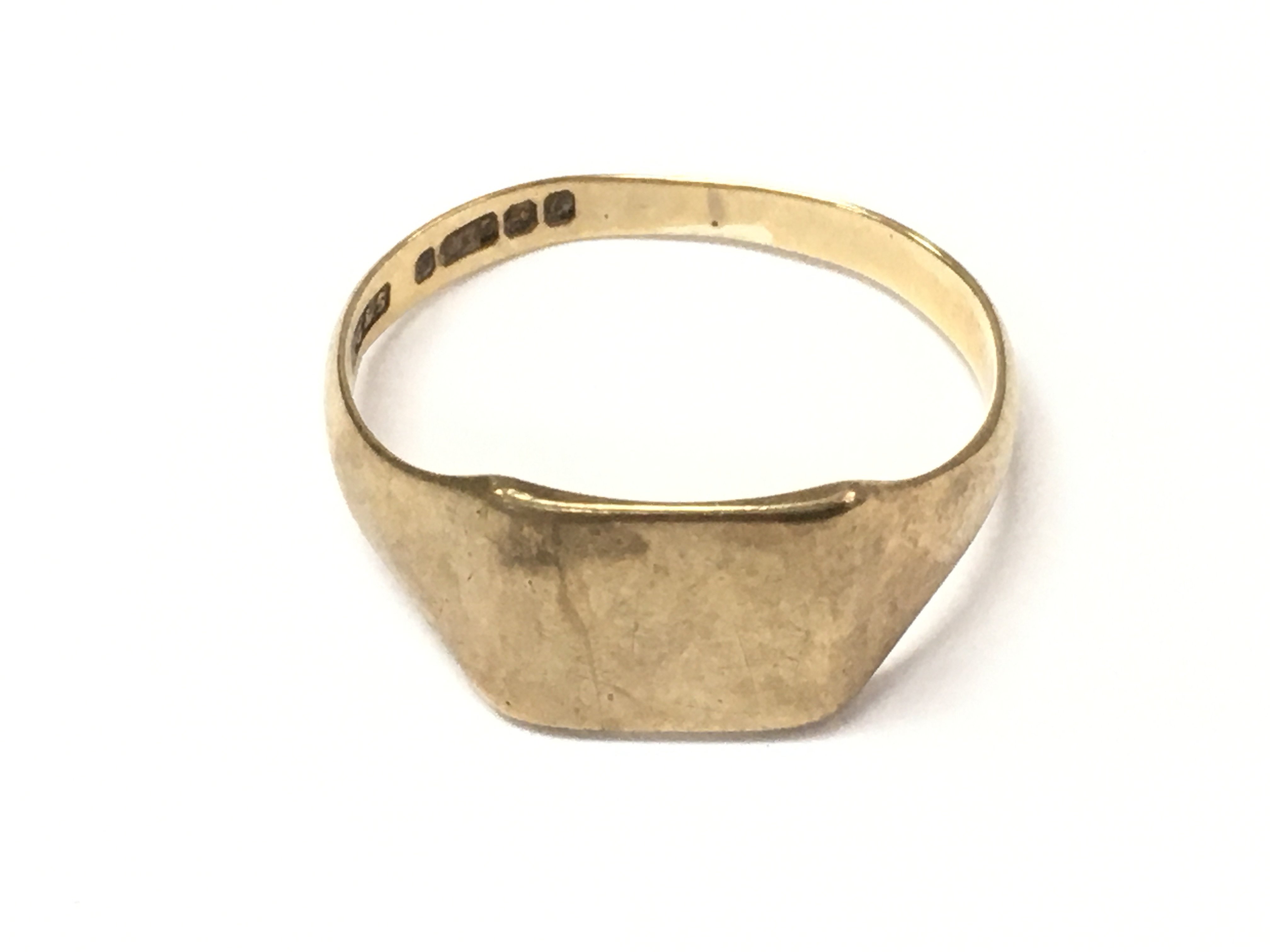 A 9ct gold gents ring. Size V and 3.16g