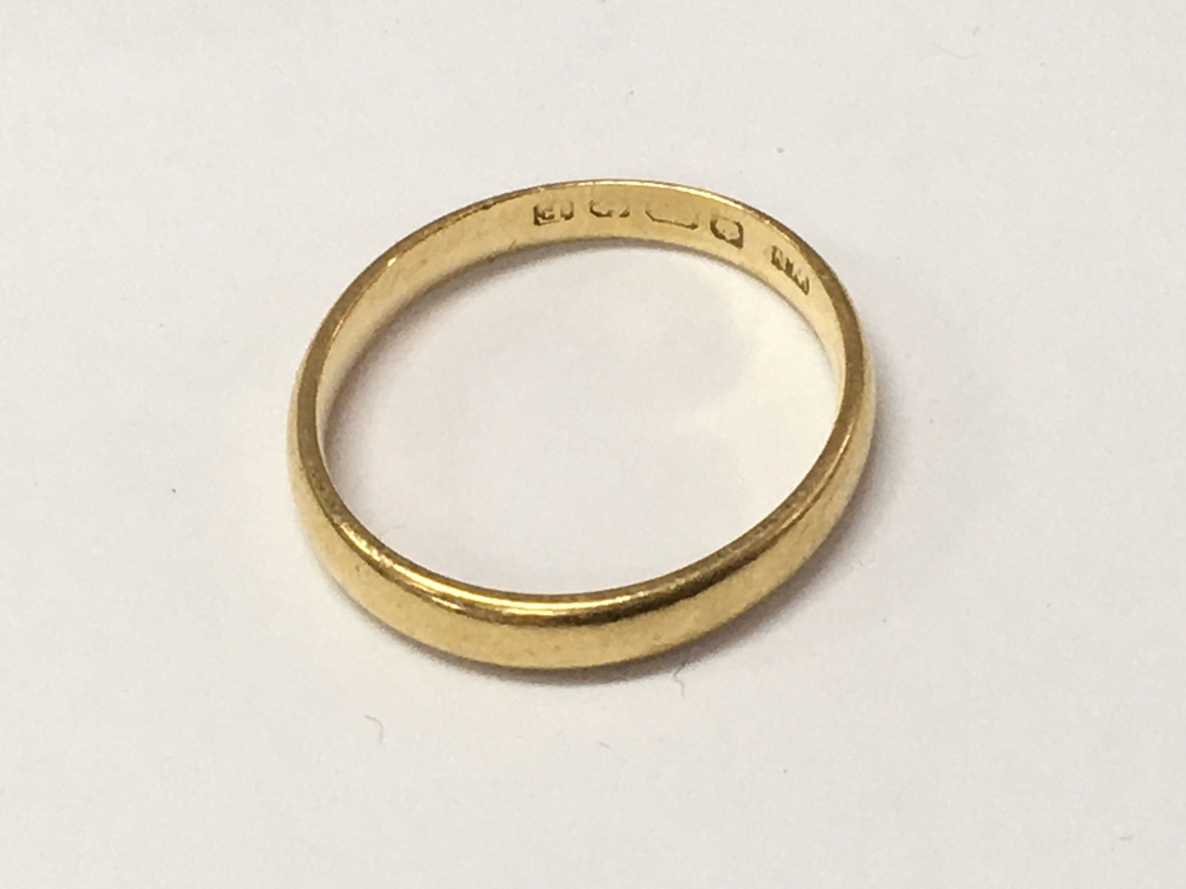 A 22ct wedding band. 2.16g