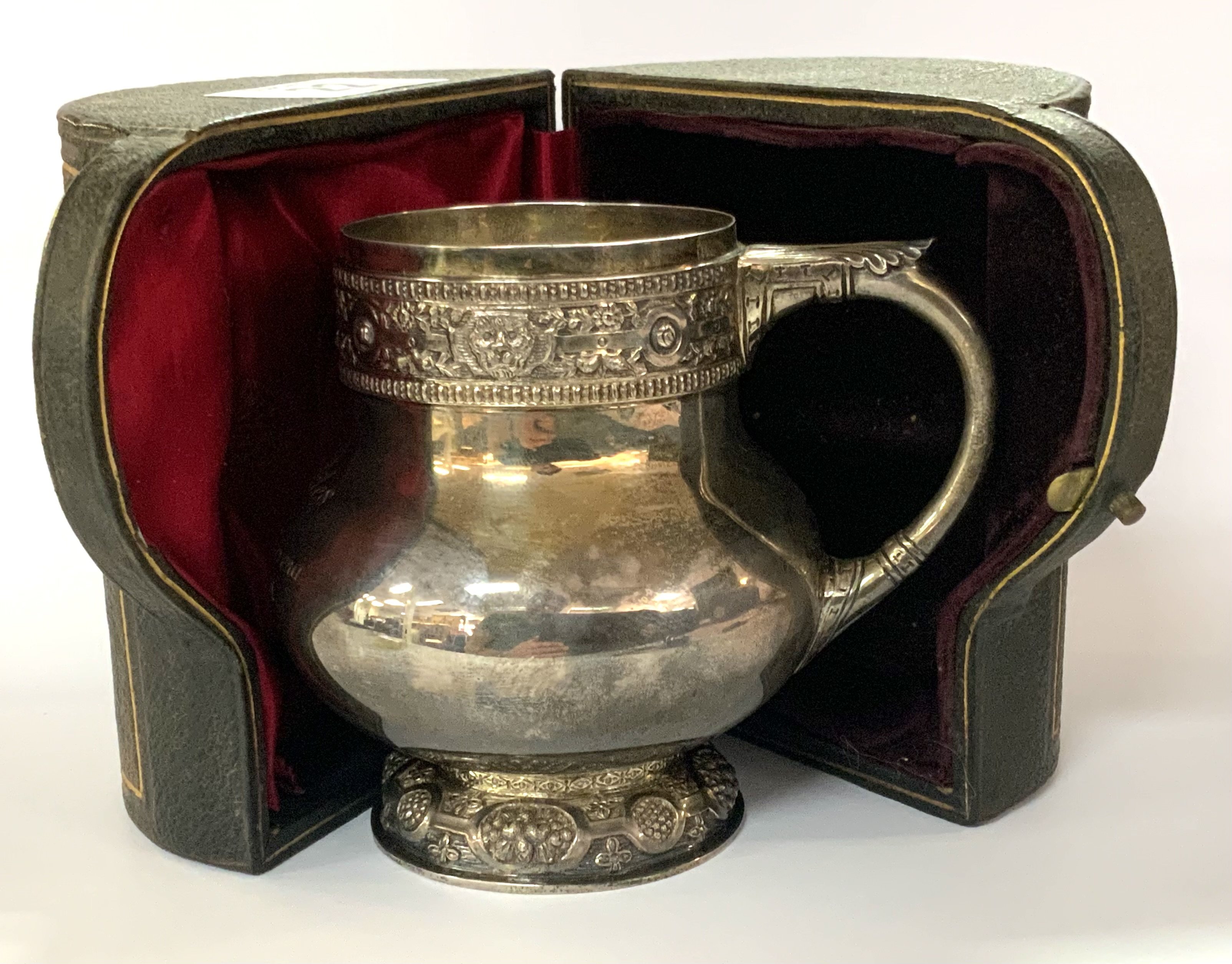 A fine quality cased hallmarked silver tankard, hallmarks for Goldsmiths & Silversmiths London 1907. Engraved and awarded to Leslie Miles from Mr & Mrs W.S Trevena 21st September 1908. (From the estate of Alderman L Miles ref. Lot 701).