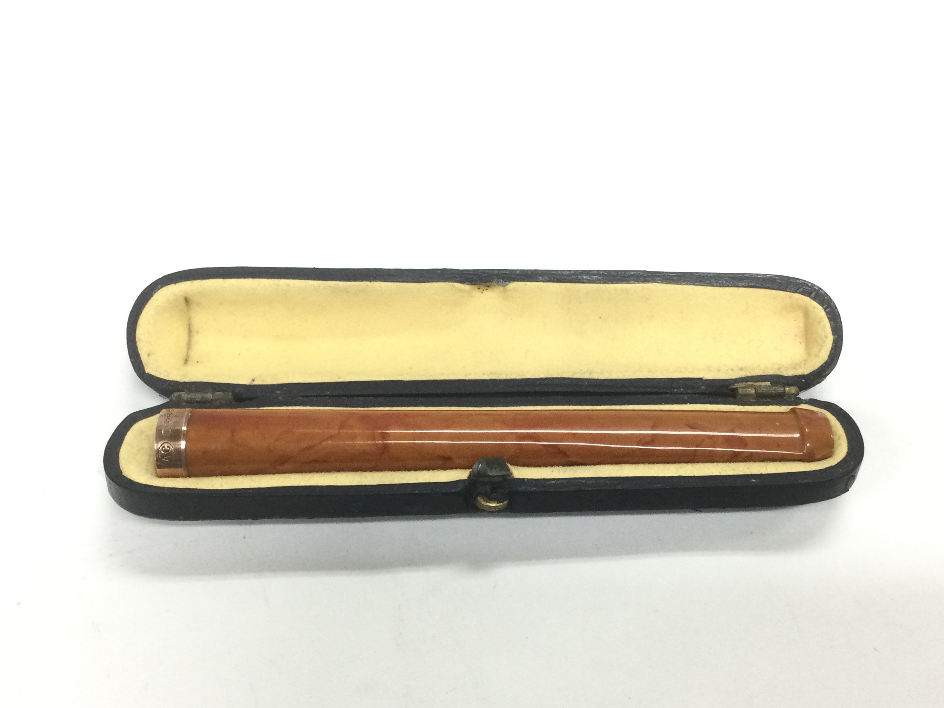 A cheroot holder with 9ct gold band. Shipping category A.