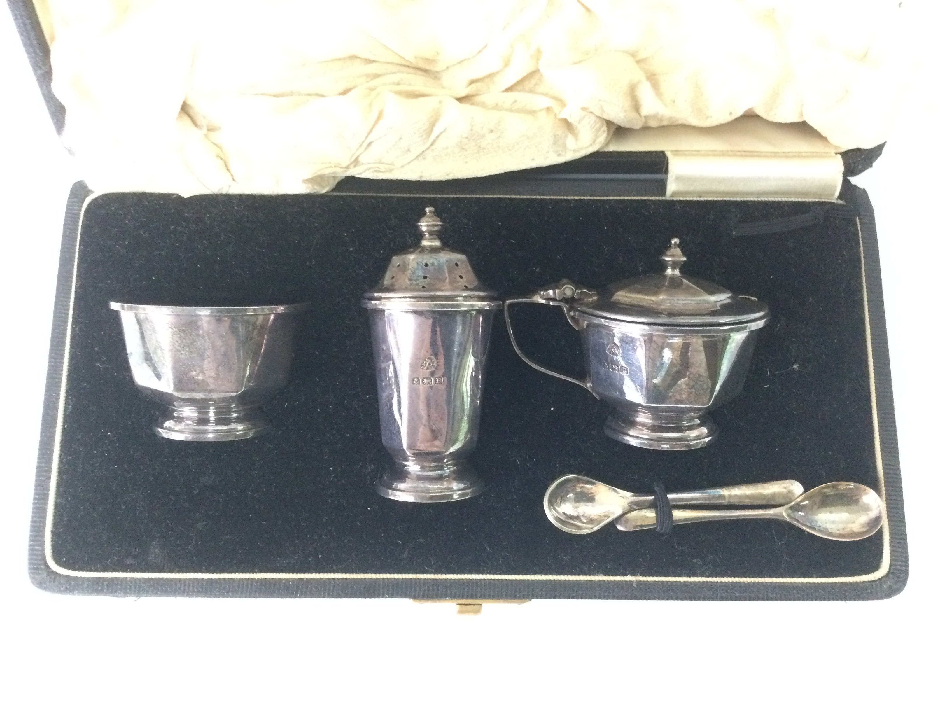 A cased silver cruet set, Birmingham hallmarks. Shipping category B.
