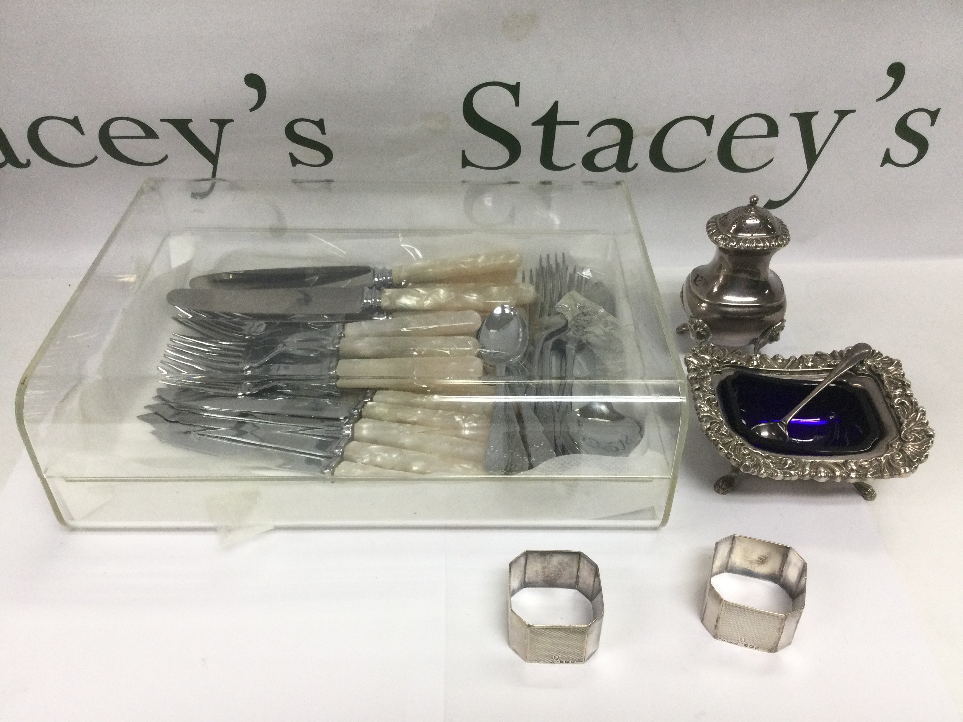 A collection of silver and silver plated items including two silver napkin rings, vintage cutlery etc. Shipping category C.