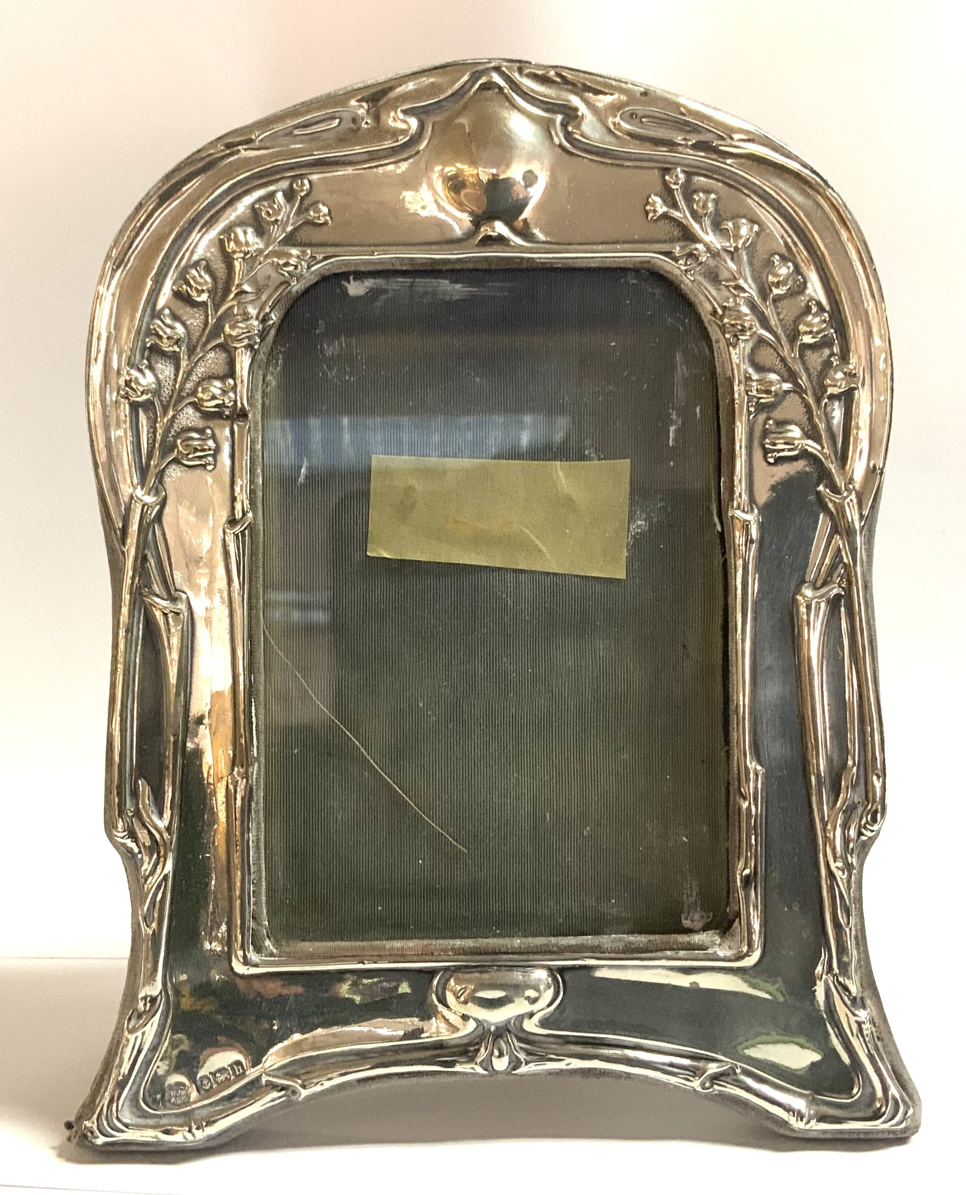 A hallmarked silver photo frame. 20cm. Birmingham 1907,m W J Myatt & Co.
