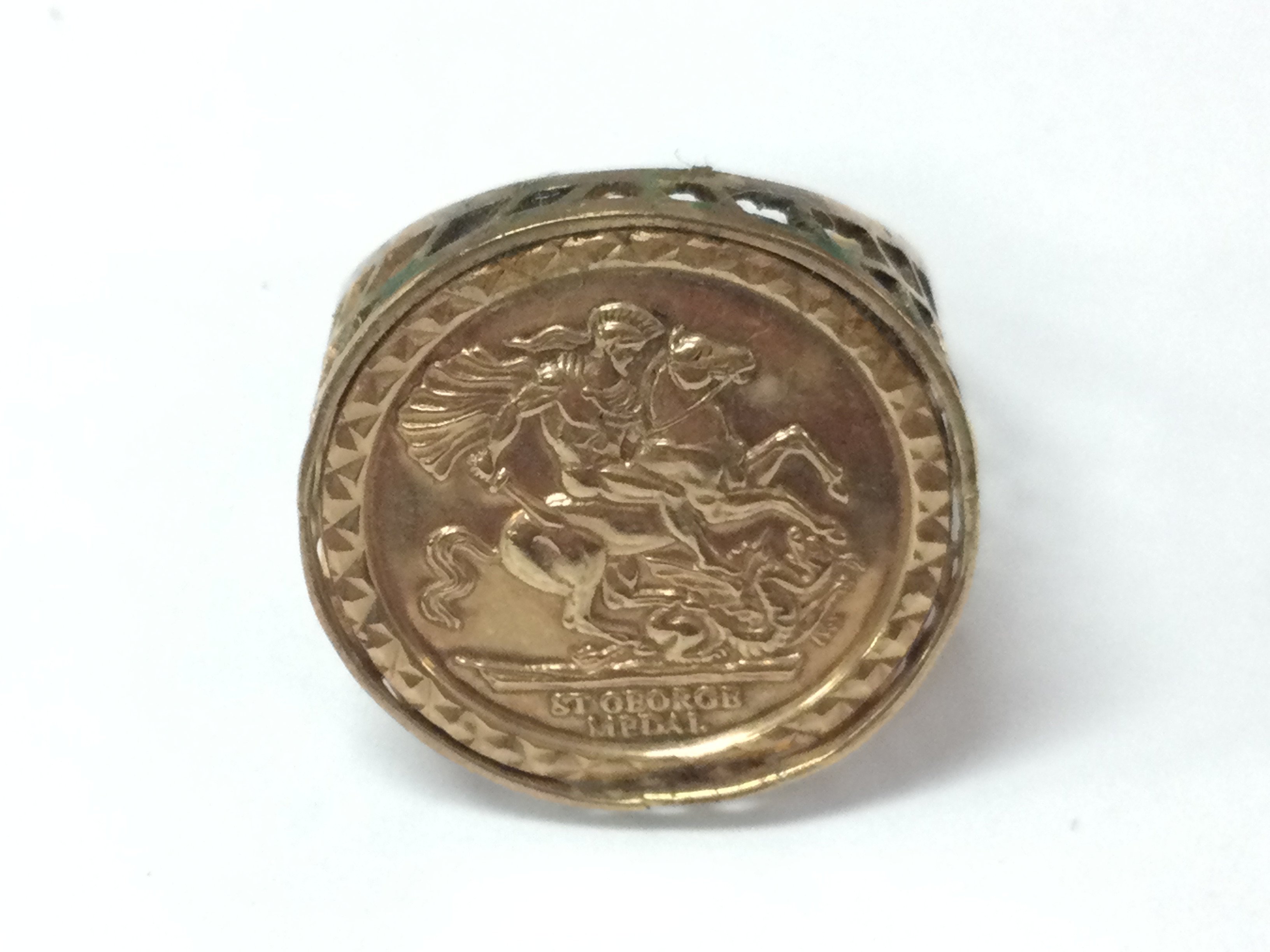 A 9ct gold sovereign style ring. Size T and 3.12g
