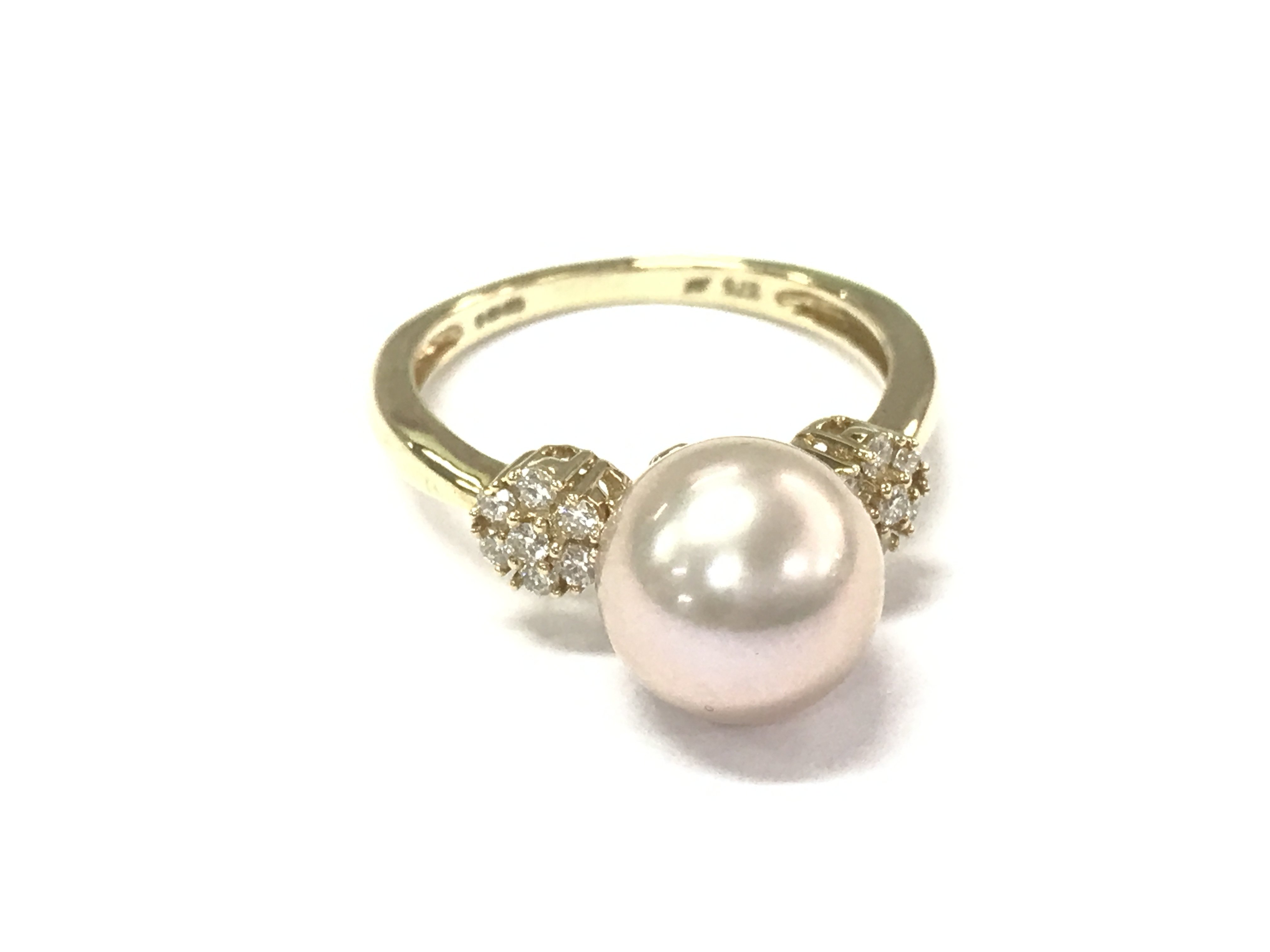 A 9ct gold cultured greyish peach Pearl and diamond daisy style ring. Size M and 2.93g