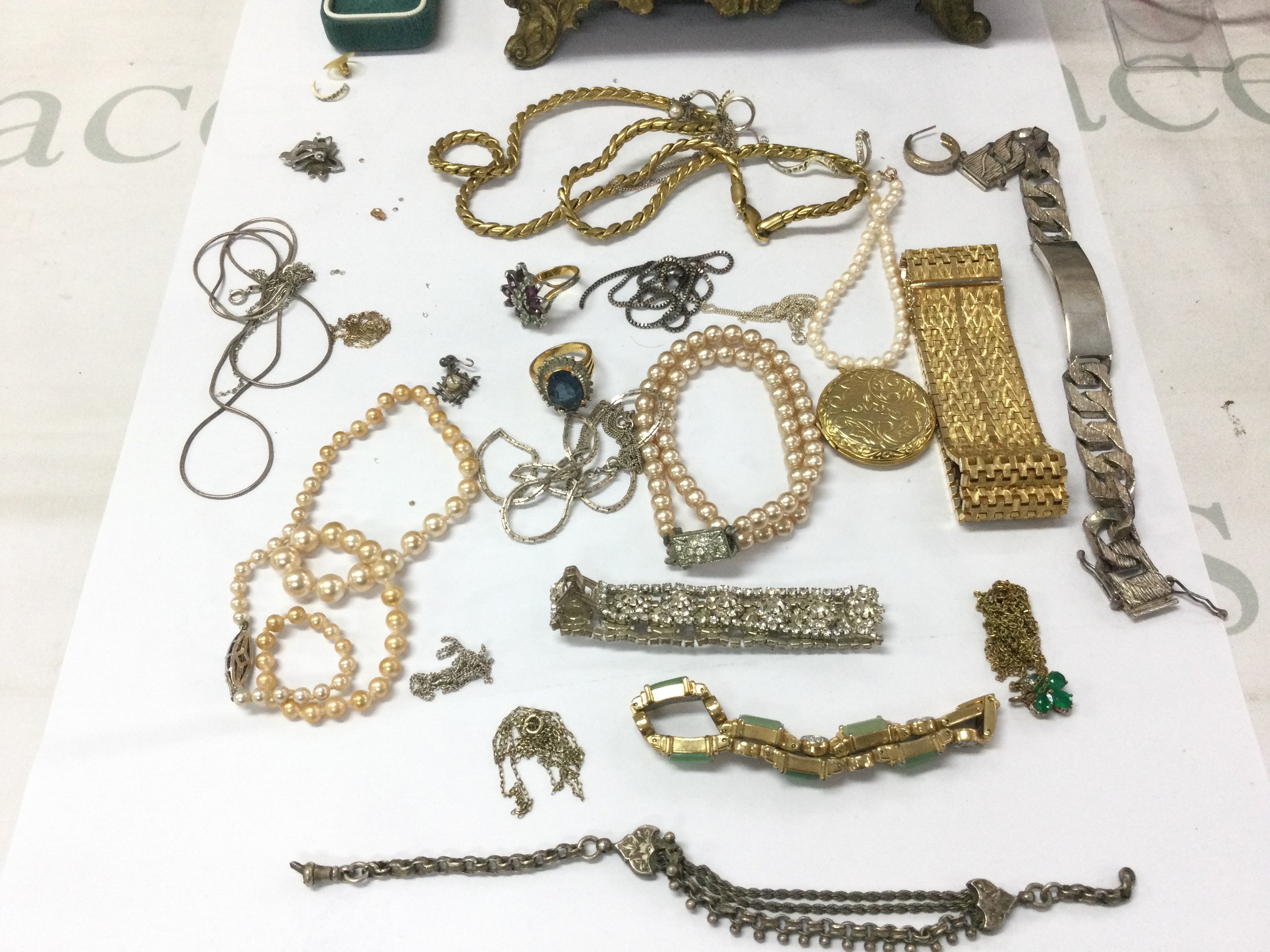 A collection of assorted costume jewellery including silver and gold items.