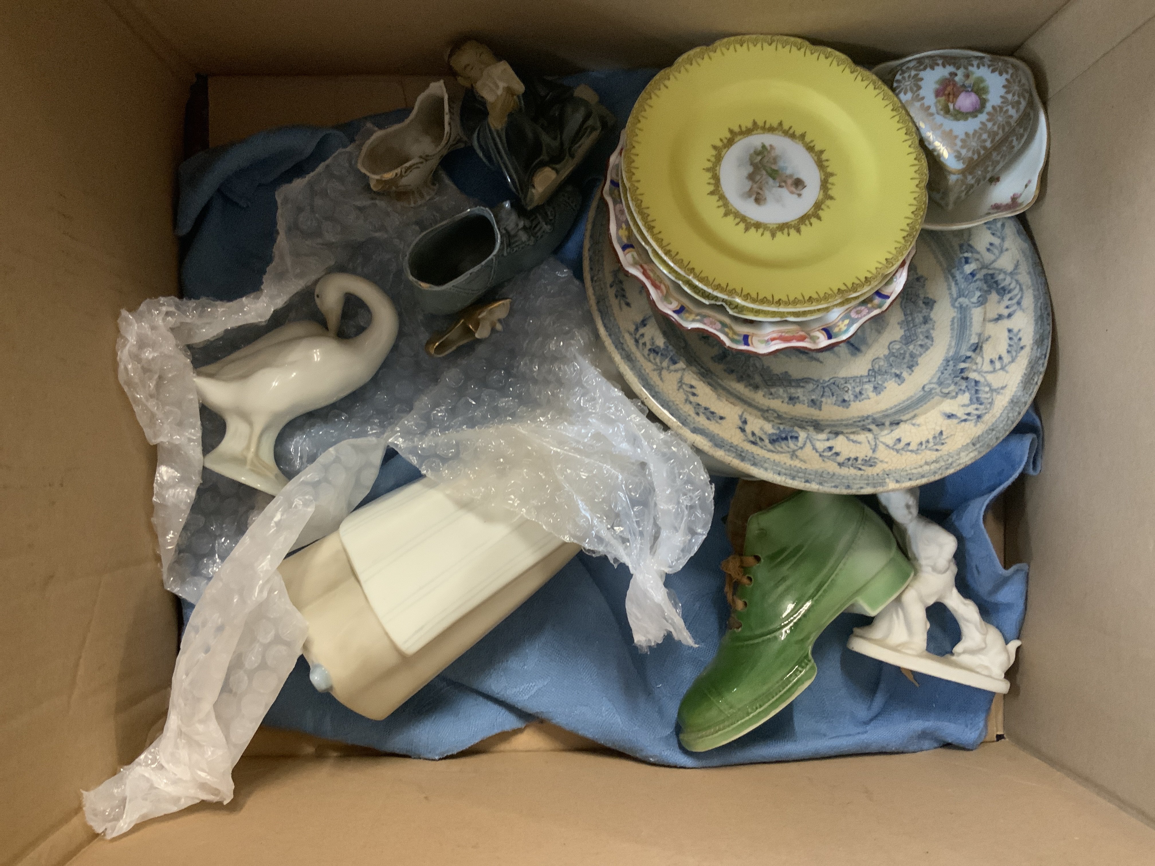 A collection of vintage ceramics. (2 boxes).