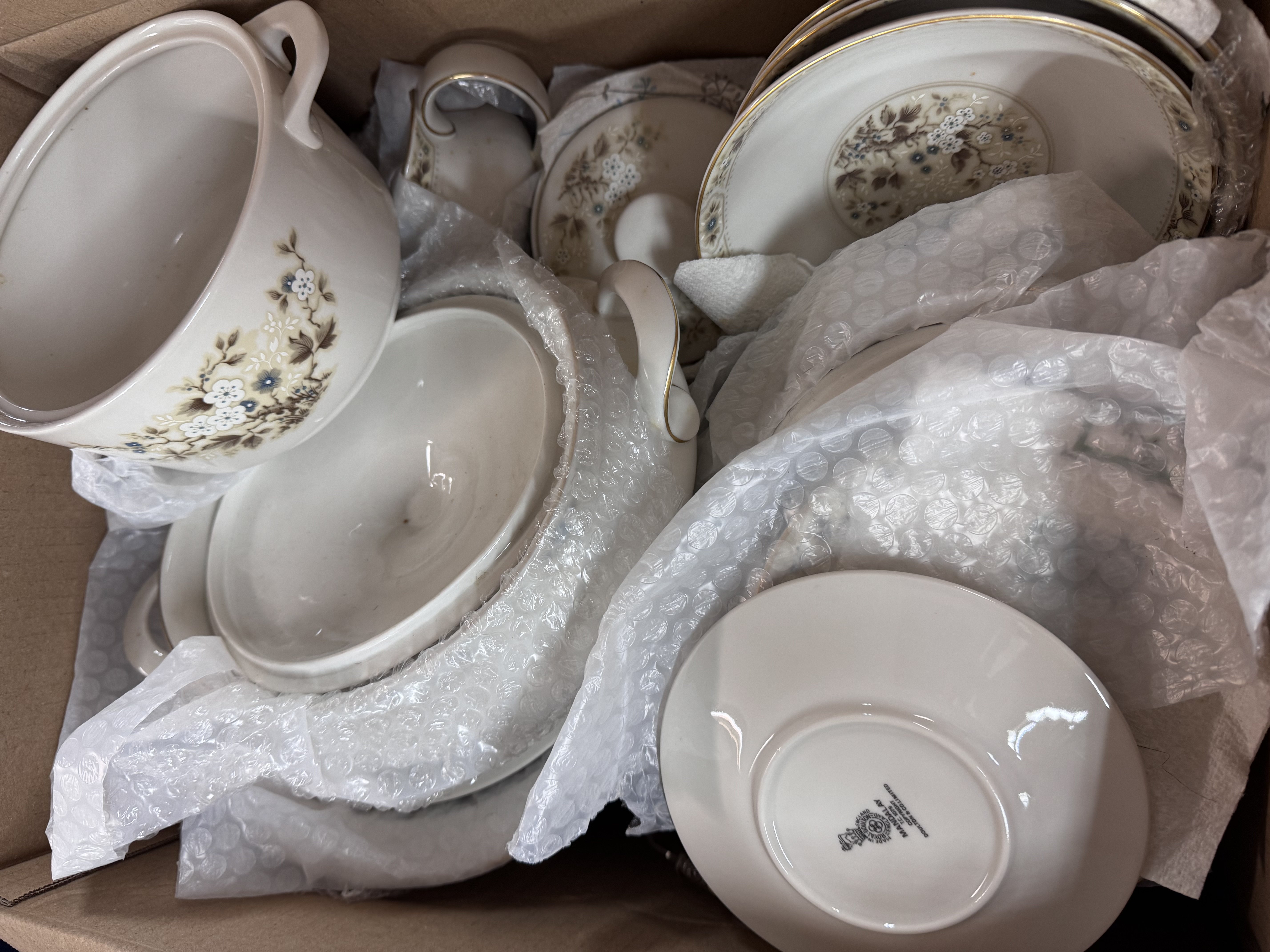 An Extensive collection of Royal Doulton Mandalay pattern dinnner china.