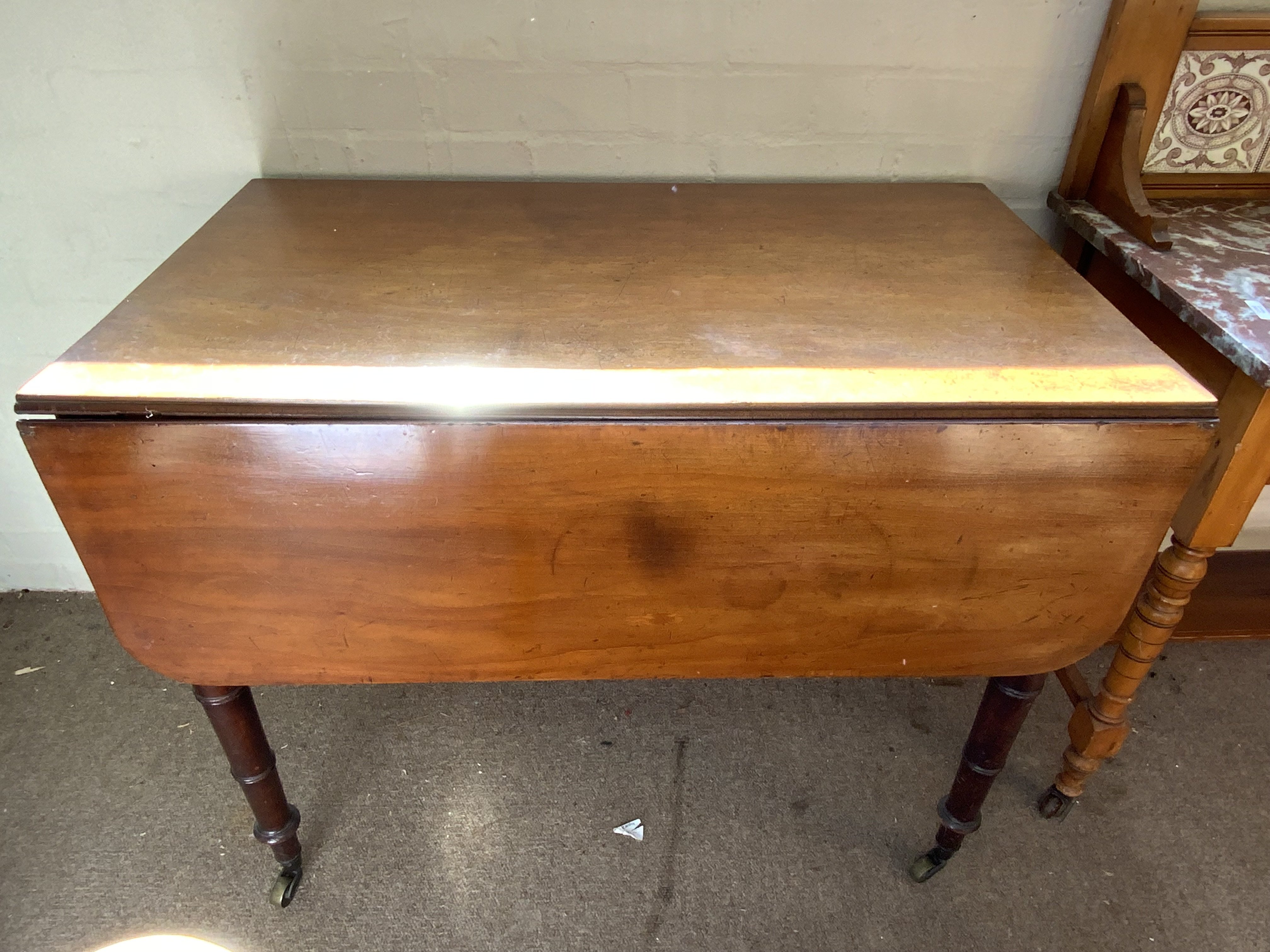 A Victorian mahogany breakfast table. 90cm x 110cm