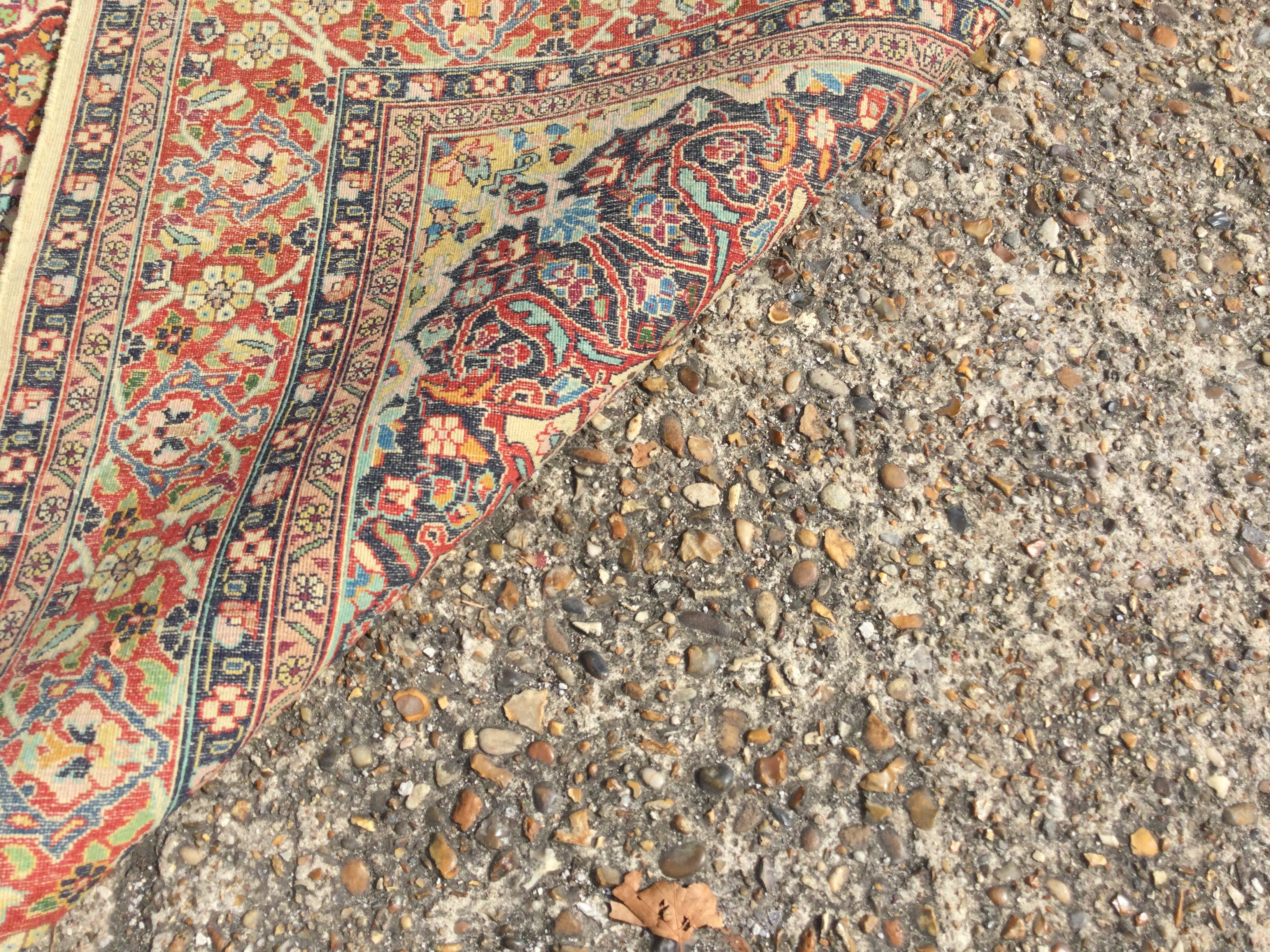 A part silk Persian Kushan influences rug with central medallion surrounded by floral motifs. 200 x 120 cm